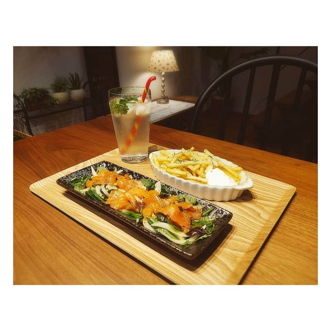 坂本詩緒里さんのインスタグラム写真 - (坂本詩緒里Instagram)「今日のおつまみ🍴🍻 すみれちゃんに貰ったマドラーかわいい❤️ #おうちごはん  #サーモンのカルパッチョ #アンチョビポテト #パクチーモヒート #おいしぃちゃん  #ちんあなご #にしきあなご #マドラー #カクテル #手作り #夕食 #ごはん #おつまみ #dinner」3月31日 22時17分 - jpba529