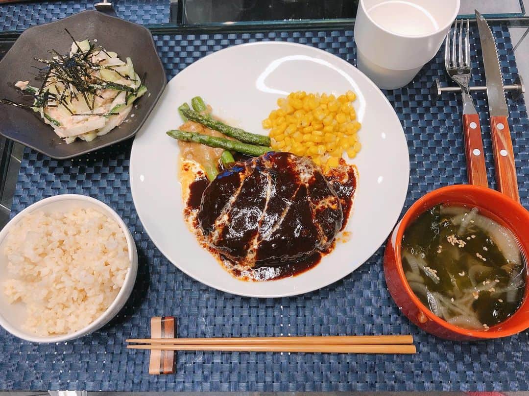 岡田栞奈のインスタグラム：「おうちごはん🍚💗 ・ ・ ・〜メニュー〜・ ・玄米 ・チーズイン煮込みハンバーグ🧀 ・アスパラとコーンの醤油バター ・大根ツナサラダ ・わかめと玉ねぎの和風スープ  タネにめちゃくちゃこだわって 40分炒めた飴色玉ねぎ2個分入ってたり、 豆乳やカマンベールチーズを入れてます❣️ 赤ワインソース美味しいよ🍷 #かんなごはん #おうちごはん #主婦 #家族ごはん #ハンバーグ #晩ご飯 #献立 #自炊女子」