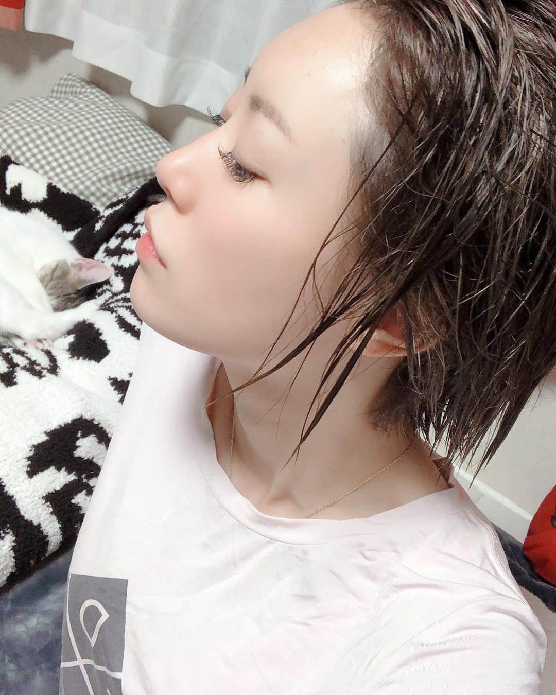 琥珀うたさんのインスタグラム写真 - (琥珀うたInstagram)「. . すっぴん率の高さは半端ないです。 さて、明日からがんばろ。 ちょろっとサボり気味だったから家トレまた開始するである💪 食って絞るど！ . . #すっぴん #お風呂 #横顔 #すっぴん女子  #japanese #japanesegirl」3月31日 22時19分 - uta0214khk