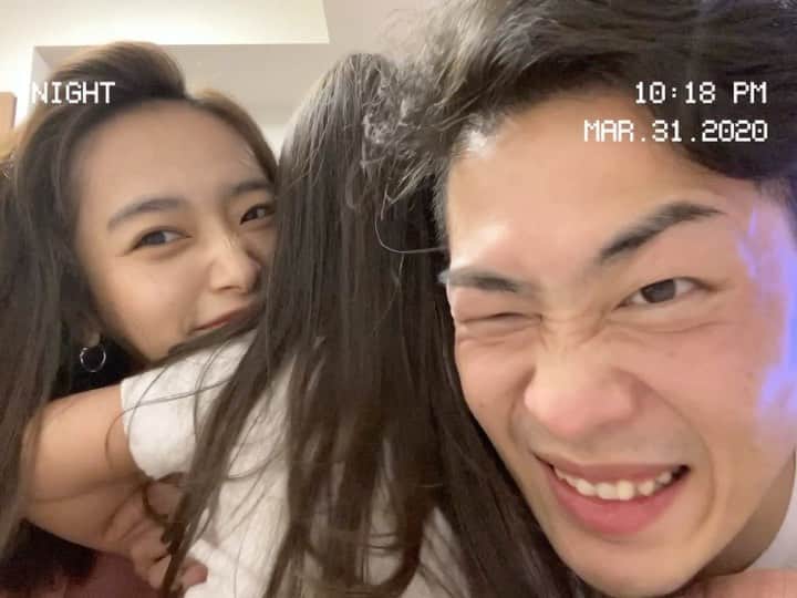 近藤千尋のインスタグラム：「お風呂上がりのいちゃいちゃタイム💖笑 次女が寝た後はパパママ独り占め☺️ 最近一人でトイレに行って🚽帰ってくるようになった娘。。 嬉しいような寂しいような🥺 2歳から始めたトイトレ、 1年程かかりましたが…笑😅 お外遊び行く時は、不安でオムツに頼ってしまったので、、(私の責任…笑) 時間がかかりました🤔！ まだいっか☺️と思ったりして 途中出来るようになったのに また1からになった日もあったり。笑  YouTubeを見せたり、 お絵本を読んだり、 失敗する度に夫婦で目を合わせて いつできるんだ？と不安になった日々。笑 でも、先輩ママたちの声や 学校の先生のお言葉に救われました‼️ 『いつかできるようになる❤️ おむつの可愛いお尻を沢山思い出に撮っときましょう❤️📸』と🍀  それでもやっぱり焦る気持ちが出たり 1日おパンツを10枚くらい洗濯したり。笑 気が遠くなるトイトレでした。。笑  夜以外は普通のパンツ🩲で 寝る時だけミニーちゃんの トレーニングオムツをつけています🌸  トイトレで悩んでる方、 私も本当に悩んでました‼️ でも、この自粛期間でおむつが卒業出来ました。 子供たちが寝た後の時間 コメントでお話しましょ💕  #トイトレ #おうち時間」