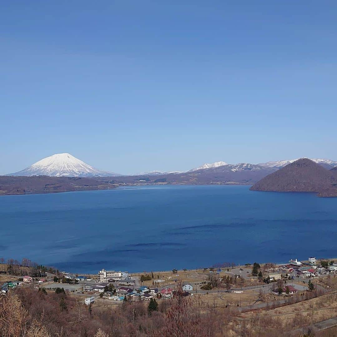 HBC北海道放送アナウンス部さんのインスタグラム写真 - (HBC北海道放送アナウンス部Instagram)「小川和幸です。  今日は3月31日。 20年前、有珠山が噴火した日です。  この火口は金比羅火口。 洞爺湖温泉街から、 直線距離で350m程の所にあります。  当時、取材にあたっていた私は、 吹き上げる噴煙と噴石に、恐怖を覚えました。  時は経ち、吹き上げる噴煙は今はなく、 穏やかな表情を見せています。  ここは、羊蹄山・洞爺湖・温泉街が 一望できる絶景ポイントですが、  災害は、忘れた頃にやって来る_。  アウトドアブームの中だからこそ、 自然を侮らす、 しっかり備えをしないといけないと、 美しい自然を見ながら、 改めて感じました。 ※この辺りには、 当時の噴火の爪痕を残す散策路があります。 現在は、冬季閉鎖中ですが、 4月下旬にオープンします。 キャンプ等でお出での際は、 お立ち寄りください。  #HBCアナウンサー #北海道キャンプ #わんことキャンプ #キャンピングカー #絶景スポット #アウトドア」3月31日 22時25分 - hbc_announcer