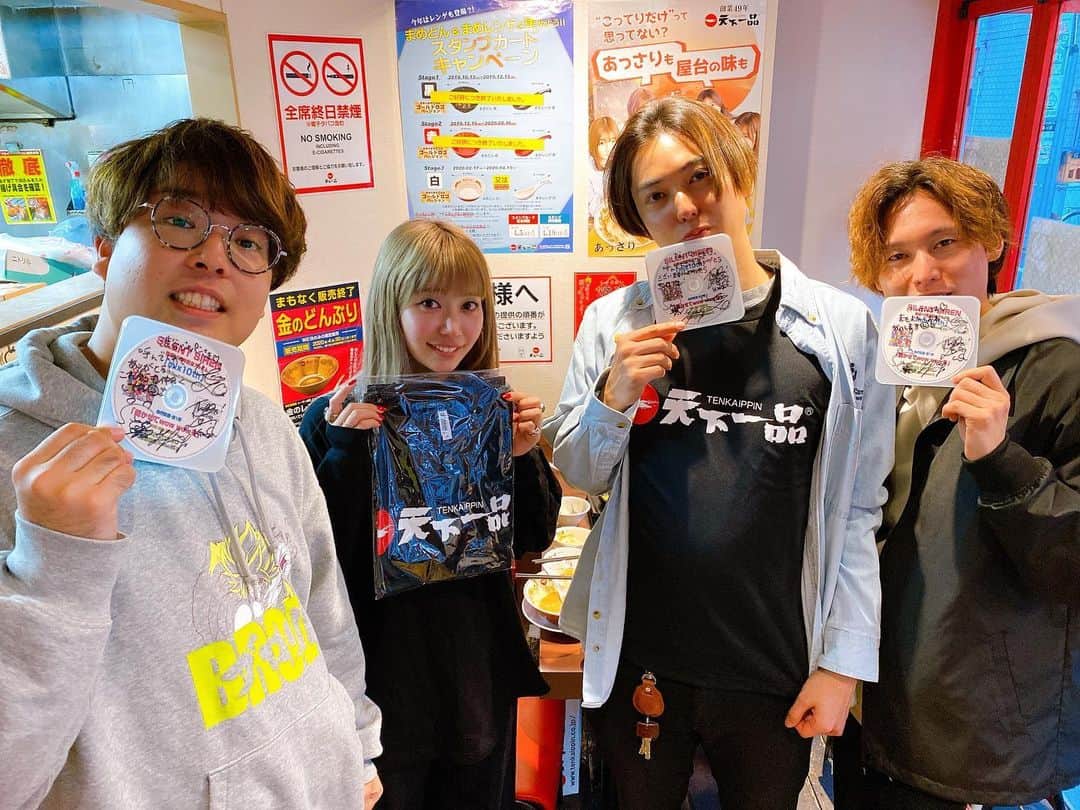 渋谷ジャパンのインスタグラム：「サイサイのひなんちゅと天下一品で撮影したよ〜〜 特別にCDももらっちゃった！聞かせてwow wowを！！！」