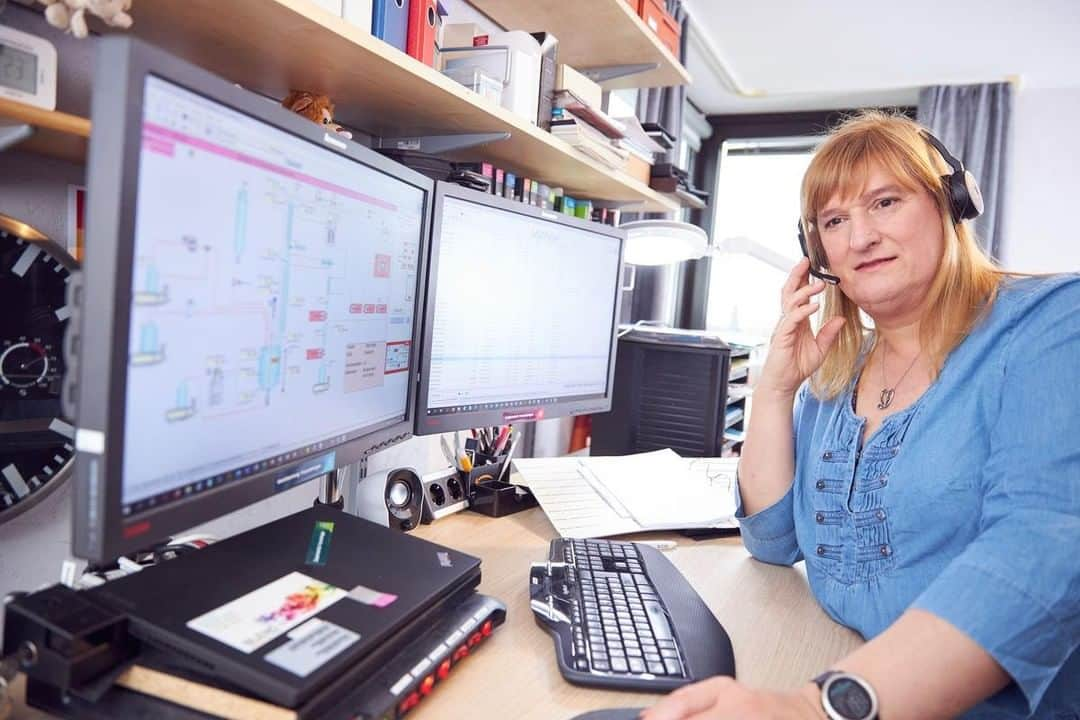 バイエルのインスタグラム：「Our chemical engineer Nicole Lemsky, made the transition from man to woman, opening up the conversation of #LGBT inclusivity at her workplace. This #TransDayOfVisibility, we want to help tackle prejudice by sharing her story. #transgender #TDOV」