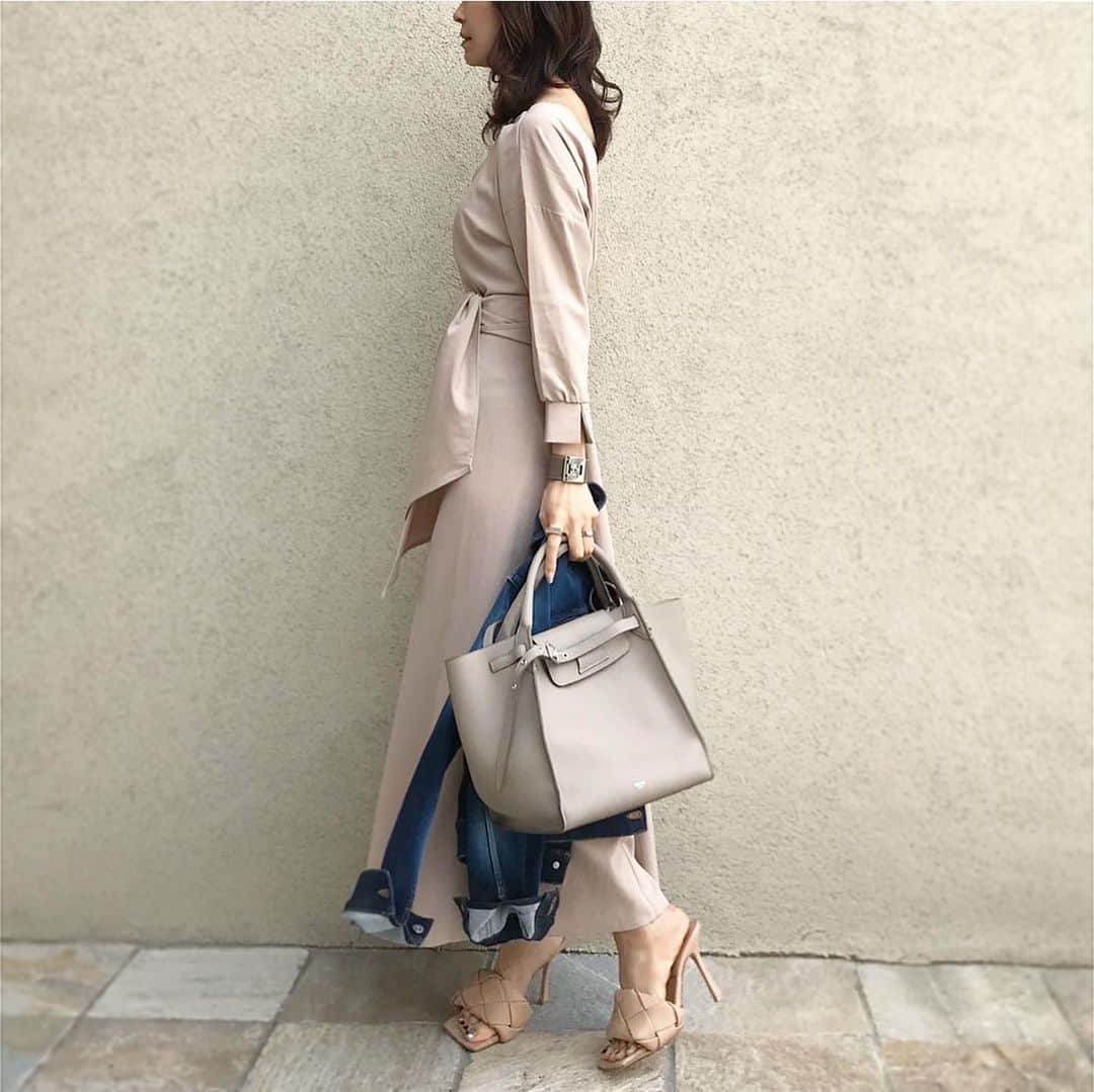 akko3839さんのインスタグラム写真 - (akko3839Instagram)「﻿ ﻿ beige×denim﻿ ﻿ ﻿ ﻿ 2wayワンピ着回し﻿ これ使える♡﻿ ﻿ ﻿ ﻿ dress @urs_official　﻿ denim jacket#sysorus﻿ bag #celine﻿ pumps  #bottegaveneta﻿ ﻿ ﻿ ﻿ ﻿ ﻿ ﻿ ﻿ ﻿ ﻿ #前後2wayカシュクールワンピース﻿ #urs_official#urs_styling﻿ #ユアーズ#コーデ#コーディネート﻿」3月31日 22時39分 - akko3839