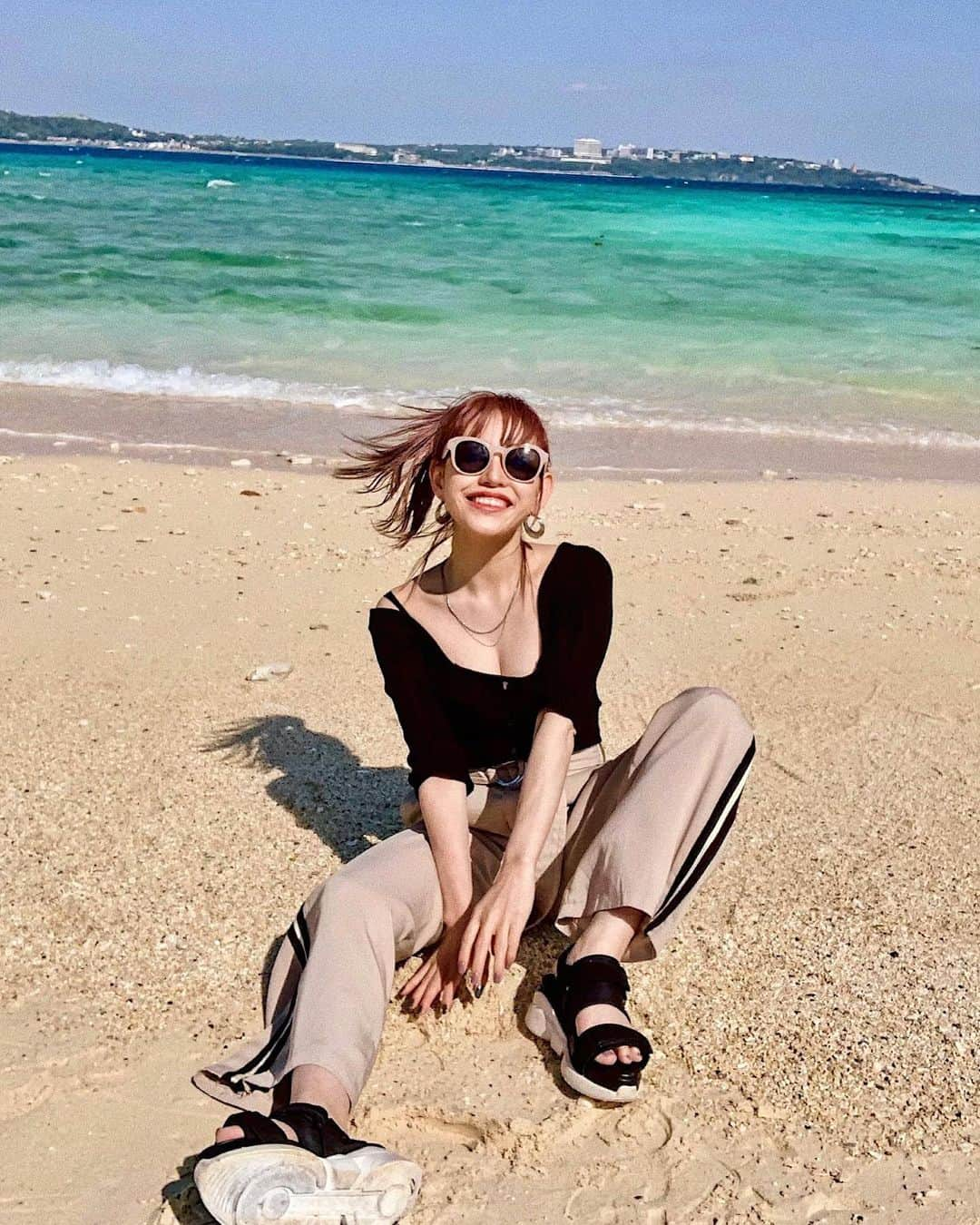 井上 莉彩のインスタグラム：「. 早くまた旅行に行きたいな〜❤️ 次も絶対沖縄に行くんだ🏝✨💗 . お洋服はもちろんぜーんぶエモダ👆🏻👆🏻 . #りさの冬休み #沖縄 #沖縄旅行」