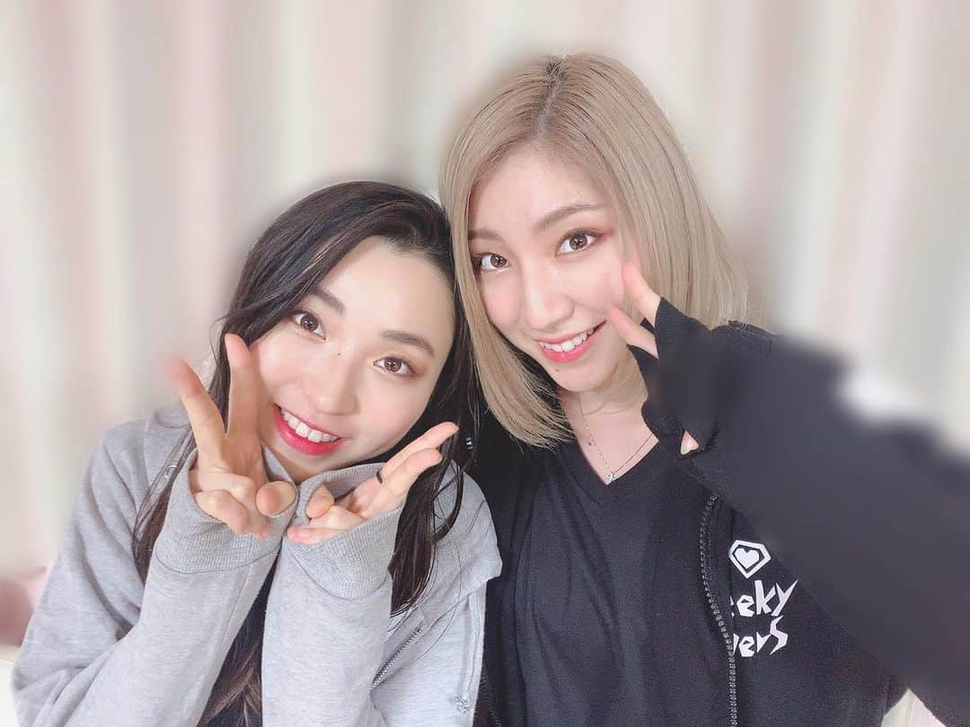 鈴木真梨耶さんのインスタグラム写真 - (鈴木真梨耶Instagram)「YouTube Live インスタライブ　姉妹コラボ配信  ありがとうございました！★ また明日の20:00に...☆ #チキパ　#cheekyparade ‪#ROSEAREAL #ロザリオ‬ ‪#鈴木真梨耶 #MaRiyaSuzuki‬」3月31日 22時46分 - mariya_suzuki