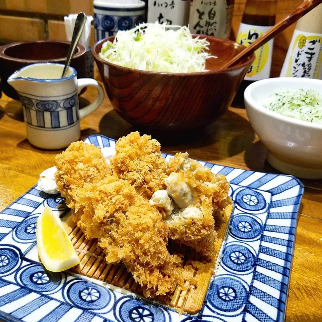 古村勇人さんのインスタグラム写真 - (古村勇人Instagram)「ギリギリ間に合った！カキフライの今期食べ納めに、おひとりさまでとんかつ専門店「かつ吉」へ。こちらでは鮮度抜群の生牡蠣を数粒ひとまとめにして揚げるので、こんなに大きなカキフライが楽しめます。サクサクの衣を噛みしめると、プリッぷりの牡蠣から広がる磯の香りとジューシーな味わいは最高！シャキシャキの千切りキャベツ、さわやかな青しそごはんも安定のおいしさでした。  #カキフライ #牡蠣フライ #かきフライ #カキ #牡蠣 #かき #フライ #とんかつ #トンカツ #豚カツ #おひとりさま #おひとり様 #かつ吉 #鮮度抜群 #生牡蠣 #生ガキ #安楽島 #伊勢 #鳥羽 #三重 #プリッぷり #磯の香り #ジューシー #キャベツ #青しそ #ごはん #ランチ #ディナー #渋谷 #東京」3月31日 23時00分 - hayato.furumura