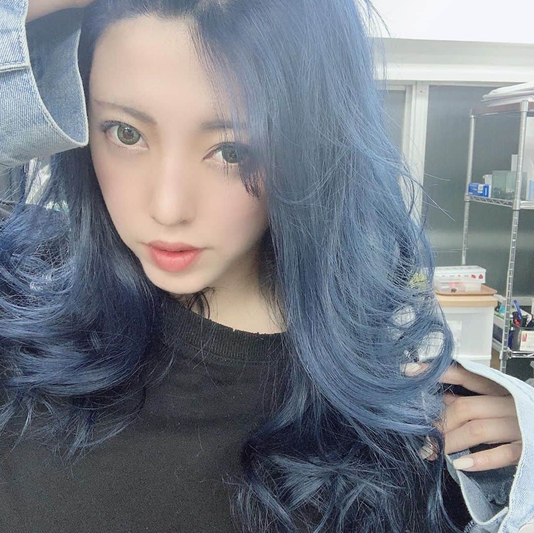 一色亜莉沙のインスタグラム：「高田さんにやってもらったー。ホント派手髪うま。  #bluehair #青髪 #派手髪女子 #eight原宿 #japanisegirl #harajukufashion #harajukustyle #ブリーチ #ダブルカラー」