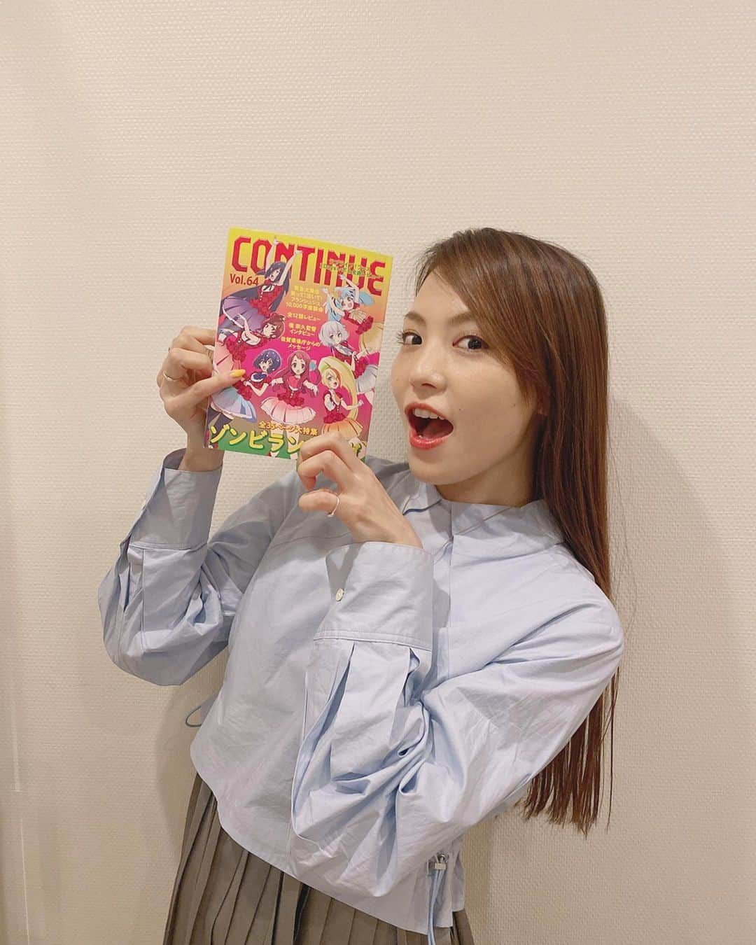 田野アサミさんのインスタグラム写真 - (田野アサミInstagram)「皆さんみてくれましたか？🌸📕. 雑誌『CONTINUE』 10000字のインタビューがぎっしり載っていて、 読んでいてそうそうって頷いてました。笑 一回インタビュー受けてるのに😂 中の写真結構お気に入り🧡  そして後半には『ラブライブ！フェス』 の記事もありましたね✨❄️ 見てくださったスタッフの方の目線。新鮮でした。 生のLIVE中の自分を自分が客席から観るというのは一生叶わない。 だからこそこういうレポートという形で自分を知れるのは、有り難い🙏🏻💕 #田野アサミ#asamitano#continue #zombielandsaga#lovelive マネさんの写真を拝借🤳」3月31日 22時57分 - tano_asami