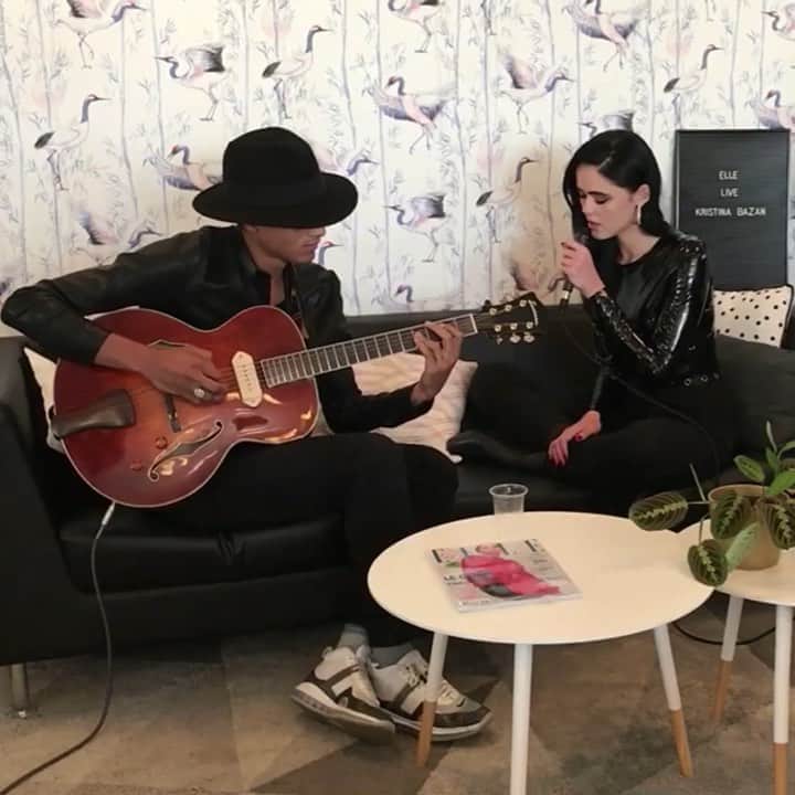 のインスタグラム：「Back in the days when we could meet up and jam out 🖤 With @lewisylvain for @ellefr, never shared this little live so here’s a snippet to go through these strange days 🤘🏻Let’s hope our world doesn’t turn black, but instead full of colors and vibrancy.」