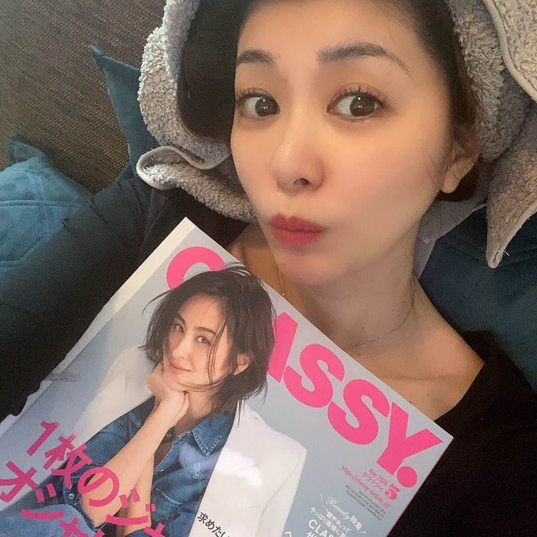 矢部美穂さんのインスタグラム写真 - (矢部美穂Instagram)「コンビニ🏪へ行って雑誌を買ってきました‼️ 4月は収録、ロケ、イベントがなくなったのでかなり時間が出来ますが、何しよう…⁉️とりあえず、大好きな洋服でもみながら気持ちあげます✨オシャレして出掛けられる日を待ちます✨  #ファッション#ファッション誌 #クラッシィ #大人女子#女子力#40代#オシャレしたい #矢部みほ」3月31日 22時57分 - miho.yabe.0607