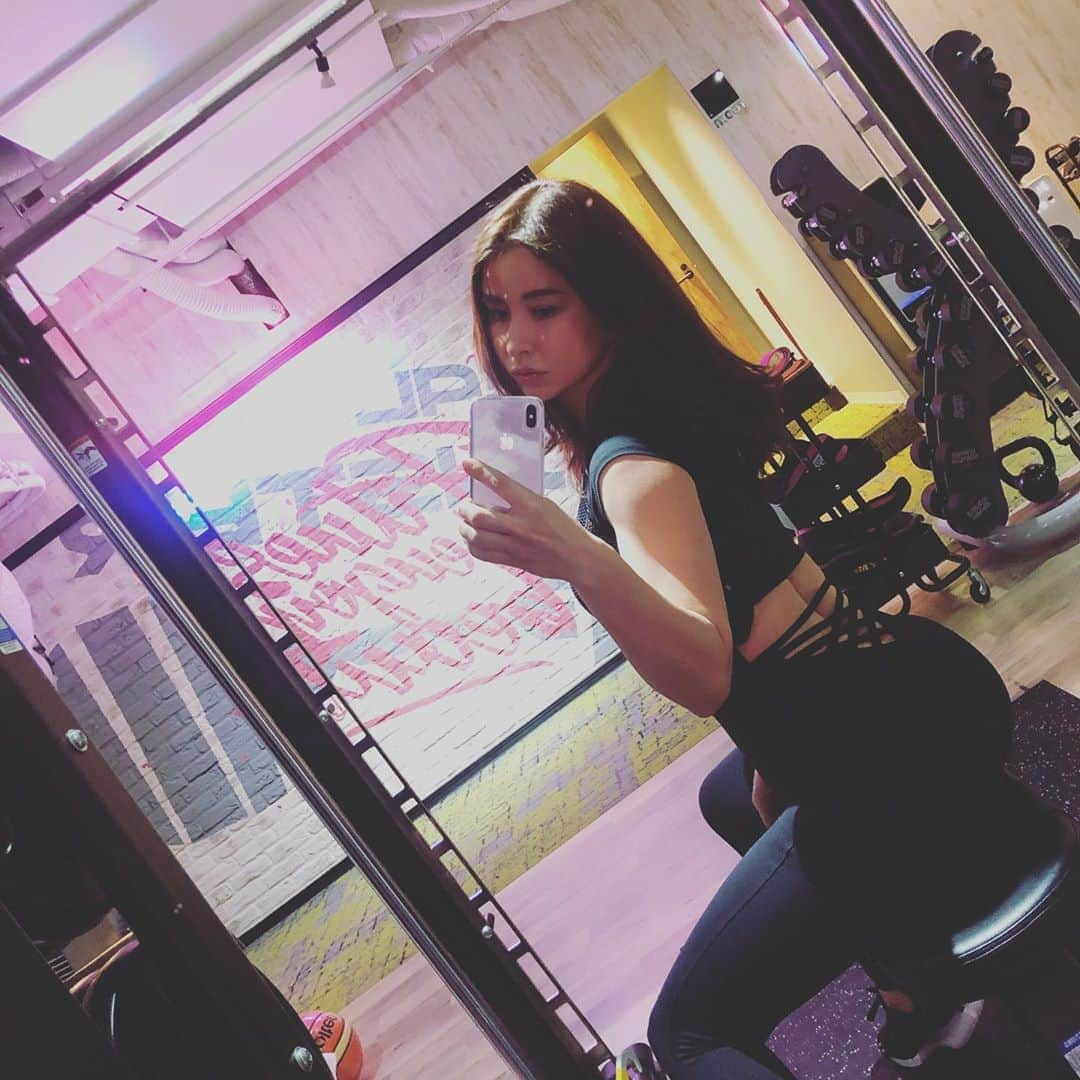 Emiさんのインスタグラム写真 - (EmiInstagram)「I’m going to open my Youtube channel.  maybe.... #workout #fitness #training #beauty #fitnesslife」3月31日 23時00分 - emi_yoga