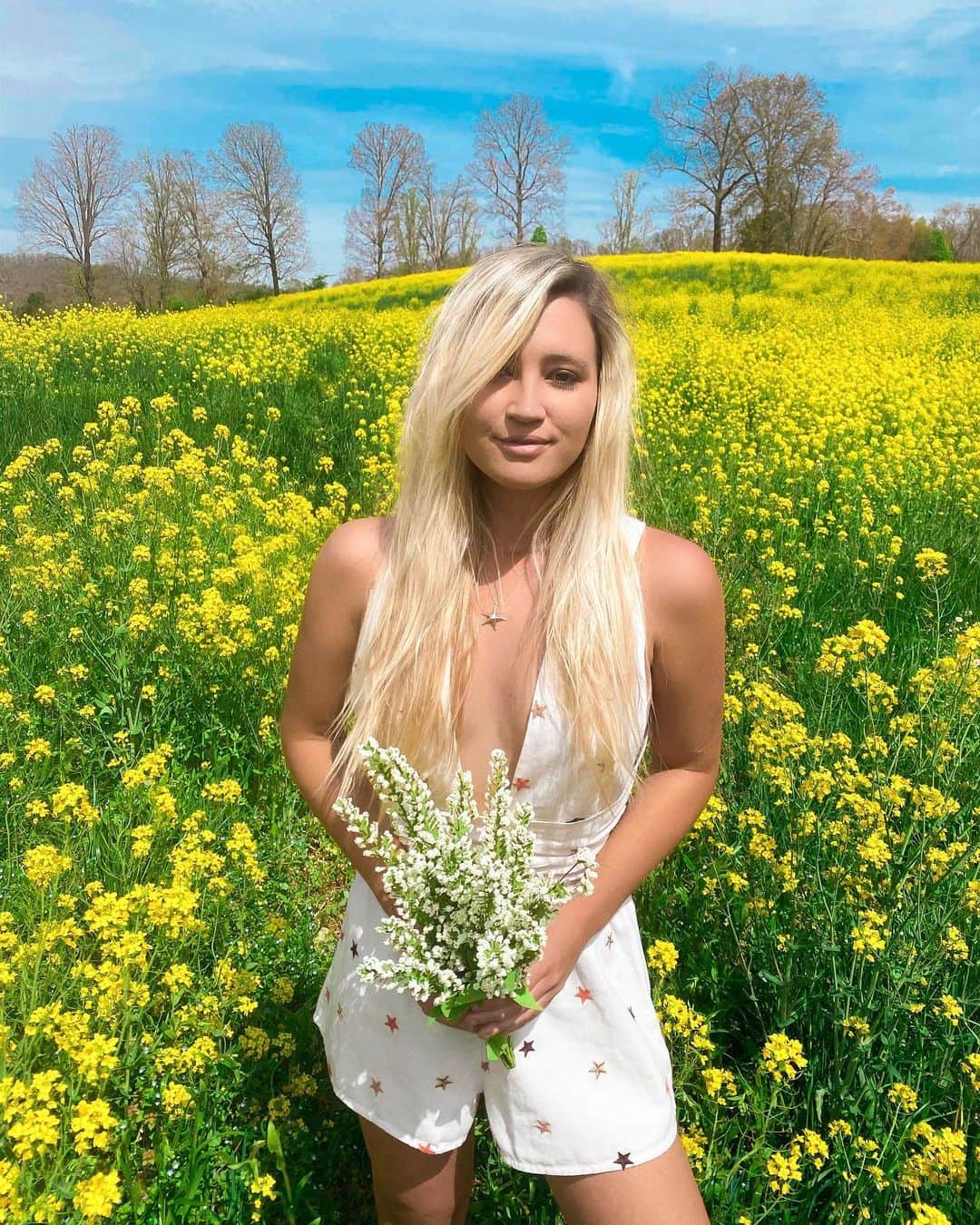 サシャ・カリスのインスタグラム：「“Love is the flower you’ve got to let grow.” – John Lennon 💐  LOVE this quote right now, it seems that my life is just overflowing with love, even in these dark times. I’ve been able to take a reset, have more time in my day to spend with loved ones, and to get back to doing more things that I love! 💛🌻 Will all the darkness going on in the world, I think it is important to find some light in our lives. What light is in your life? What flowers have you let blossom and grow? ⬇️💬🌼 . . . Outfit details: @revolve @majorelle_collection」