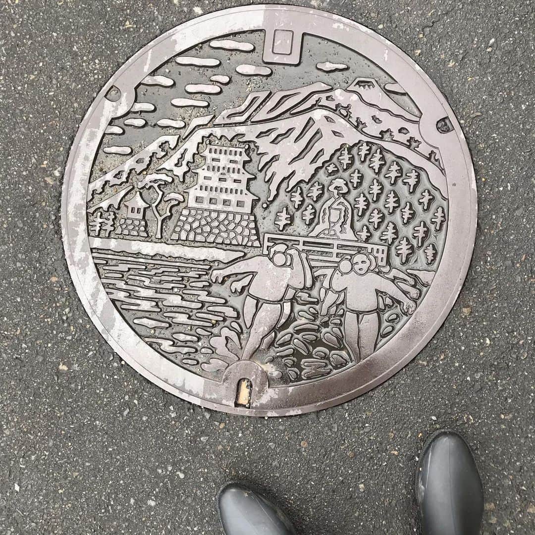 高野あゆ美のインスタグラム：「さて私は何処にいるでしょう☺️ Japonya’da rögar kapakları çok sevimli, şehir şehir farklı, yerli ürünler ve meşhur şeyler tasarlanıyor.. burada saray ve ayu balığı meşhur☺️ #マンホールの蓋 #鮎」