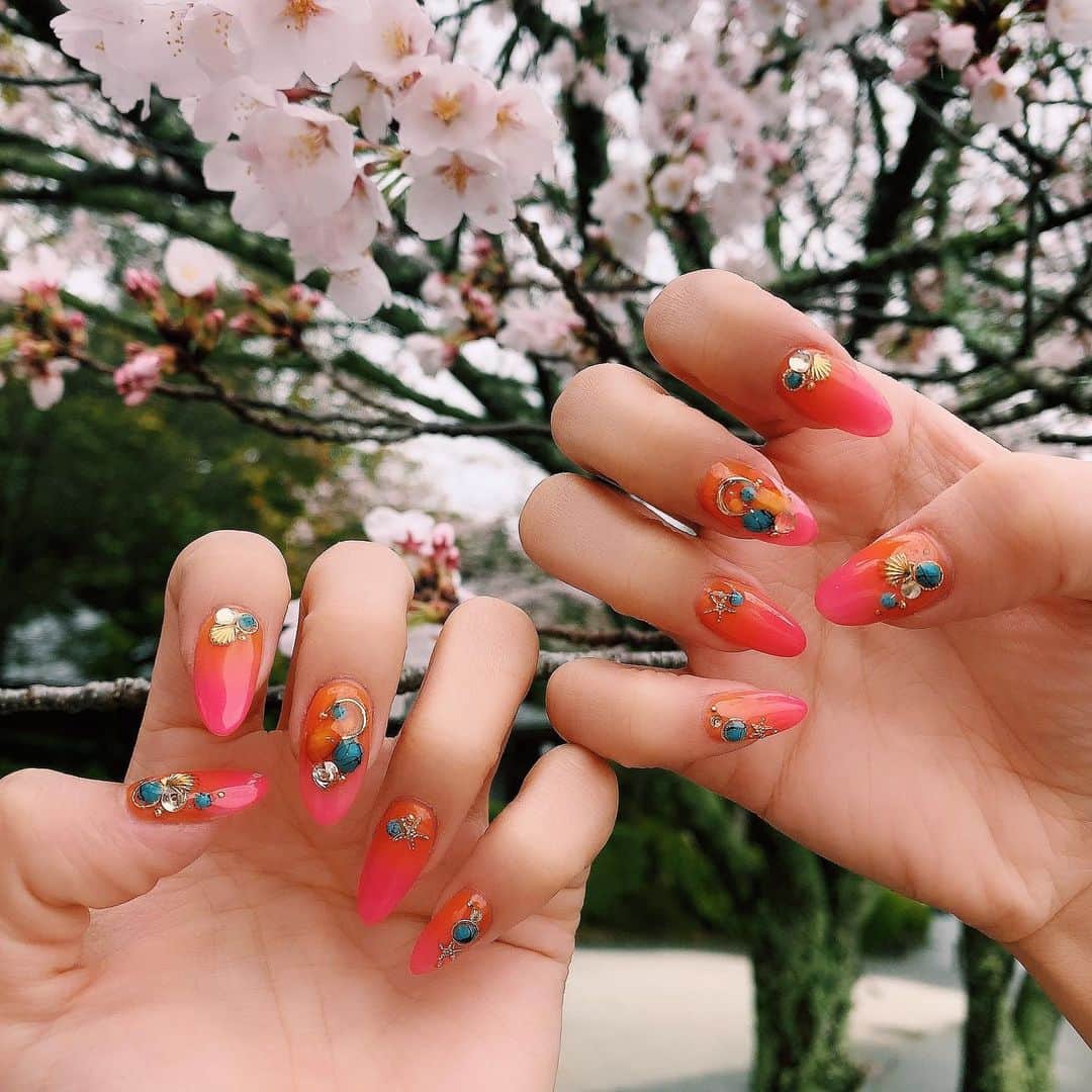 鈴木まりなのインスタグラム：「New Nail   @list.nail 担当 盛さん オレンジからピンクのグラデーション🌈 いつでも気分は夏🥺💖   List. 06-6253-0031 大阪府大阪市中央区南船場4-12-8 関西心斎橋ビル７Ｆ     #マリナネイル #ネイルデザイン #ネオンネイル  #大阪ネイルサロン #ネイルでマインドリセット  #list_nail #nail #naildesign #springnails #nailsofinstagram #nailitdaily #nailsmagazine」