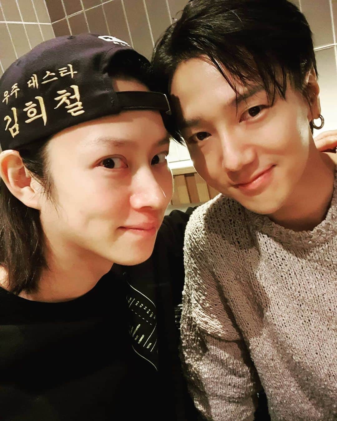 のインスタグラム：「내가 찍은 셀카..💙🤩🐶🐷 #셀카왕김희철 #YESEX #AB #곧있으면예쎅이찍은셀카도올라옵니다」