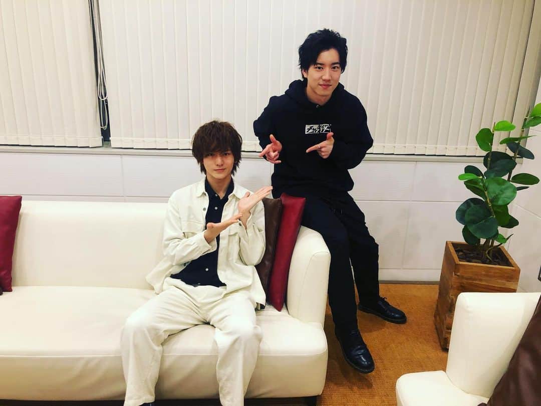 田川隼嗣のインスタグラム：「「いしがっち！！」ver.15 ご視聴いただきありがとうございました！ 今回はゲストとして出演させていただきました^ ^  やっぱり和輝くんと話すの楽しいですっ！笑  コメント見ながら皆さんと 一緒にハンサムを振り返れて 懐かしい気持ちになりました。。。 と！先ほどしっかりお伝えできなかった！ 「カメラテスト」 に出演しています！ YouTubeにてご覧になれるのでぜひ！  下のリンクから見れます↓  https://youtu.be/YVPsb2OZtc8  4/13(月)27:15～28:00に フジテレビでも放送されるのでそちらもぜひ観てくださいね〜！」