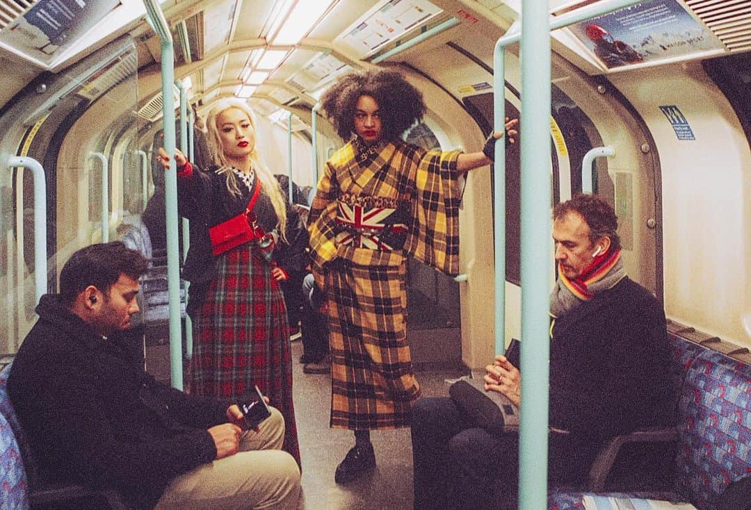 Anji SALZさんのインスタグラム写真 - (Anji SALZInstagram)「Anarchy in the UK 🇬🇧👘 The pictures from my recent shoot in London just flew in 🔥 All shot on film 🎞 Plaid kimono & hakama are @salzkimono originals 👀  Which outfit is your fav?  ロンドンのパンクにインスパイアされた撮影❤️ @salzkimono オリジナルのタータンチェック着物と袴はぴったり^ - ^  Thank you to my amazing team: Photography: @elderflowerephemera Model: @choom.online & @mama_loh Styling/Direction: @salztokyo 🇬🇧👘❤️🇬🇧 #salztokyo #kimono」3月31日 23時54分 - salztokyo