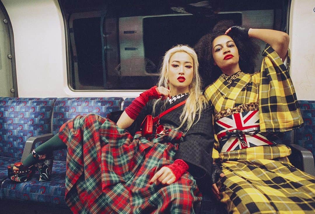 Anji SALZさんのインスタグラム写真 - (Anji SALZInstagram)「Anarchy in the UK 🇬🇧👘 The pictures from my recent shoot in London just flew in 🔥 All shot on film 🎞 Plaid kimono & hakama are @salzkimono originals 👀  Which outfit is your fav?  ロンドンのパンクにインスパイアされた撮影❤️ @salzkimono オリジナルのタータンチェック着物と袴はぴったり^ - ^  Thank you to my amazing team: Photography: @elderflowerephemera Model: @choom.online & @mama_loh Styling/Direction: @salztokyo 🇬🇧👘❤️🇬🇧 #salztokyo #kimono」3月31日 23時54分 - salztokyo