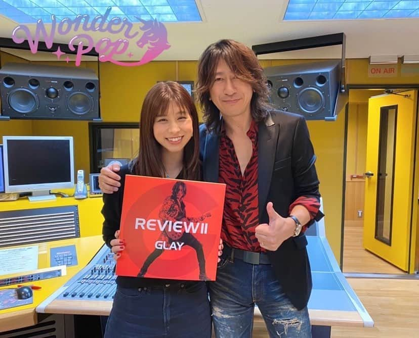 高樹リサさんのインスタグラム写真 - (高樹リサInstagram)「52回目の放送となった先週3/25の #FM802 WONDER POP🦄. 25時台. #GLAY TAKUROさんが登場！✨✨ 昨年25周年を迎えられたGLAYとほぼ同い年の私。 時代を牽引してきたバンドのリーダーであるTAKUROさんからたくさん貴重なお話聞かせて頂きました！ . 26時台はぜったくんが登場！ 私と完全に同い年のぜったくん😂 緩やかに話しながらも、メラメラとしたものを秘めているのが話しててめっちゃ分かる😎人物に迫りながら、気になるあの曲の発想も聞いてみましたよ☝️ . #radiko でのタイムフリーは明日までです🤗ぜひ聴いてね！ . . そして明日からは新年度🌸 4月からのWONDER POPは24時スタートと、今までより1時間早くなります◡̈⃝♩ 嬉しいお知らせも📢 たくさんのご参加お待ちしています💓 #802わんだー」3月31日 23時57分 - lisalisa_takagi