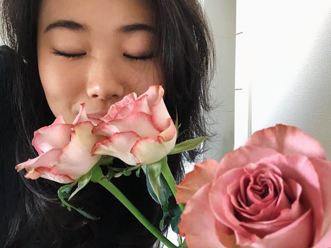 のインスタグラム：「Staying home and trying my best to find peace of mind amid the chaos. May everyone be safe ❤️」