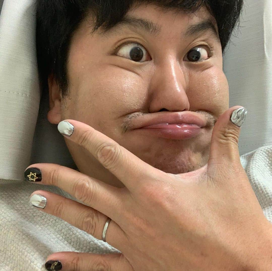 中川パラダイス のインスタグラム：「嫁にネイルしてもらったぜー  でもなんか顔にしか目が行かないぜー  口どないなってまんねんなー  誰かに顔殴られて凹んだままになってまんでー」