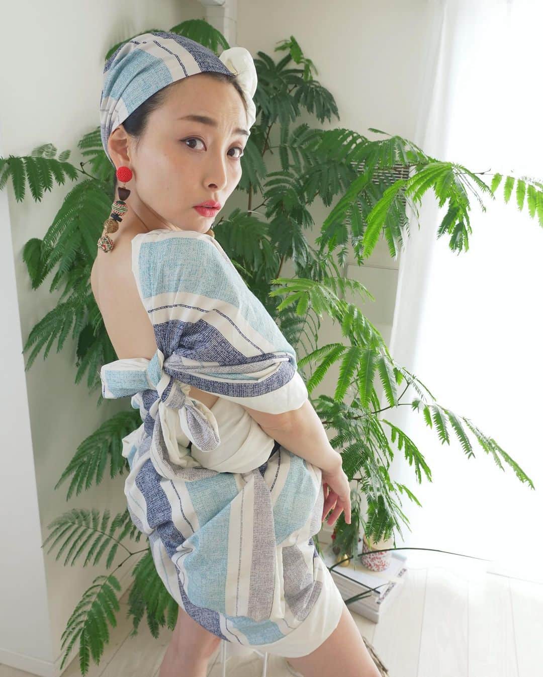 佐々木あさひさんのインスタグラム写真 - (佐々木あさひInstagram)「服が無くてもふとんカバーさえあればなんとかなることが分かった。 . プロフィールからファッションショー動画に飛べます🕊 #4LOOK目は #ふとんカバーで陽気な人作ってみた #なんか寂しかったからまくらカバーかぶったら整いました #我が家の来客用カバー #うちに泊まる方はこれで寝てもらいます #pillowchallenge #blanketchallenge」4月15日 20時18分 - asahisasaki