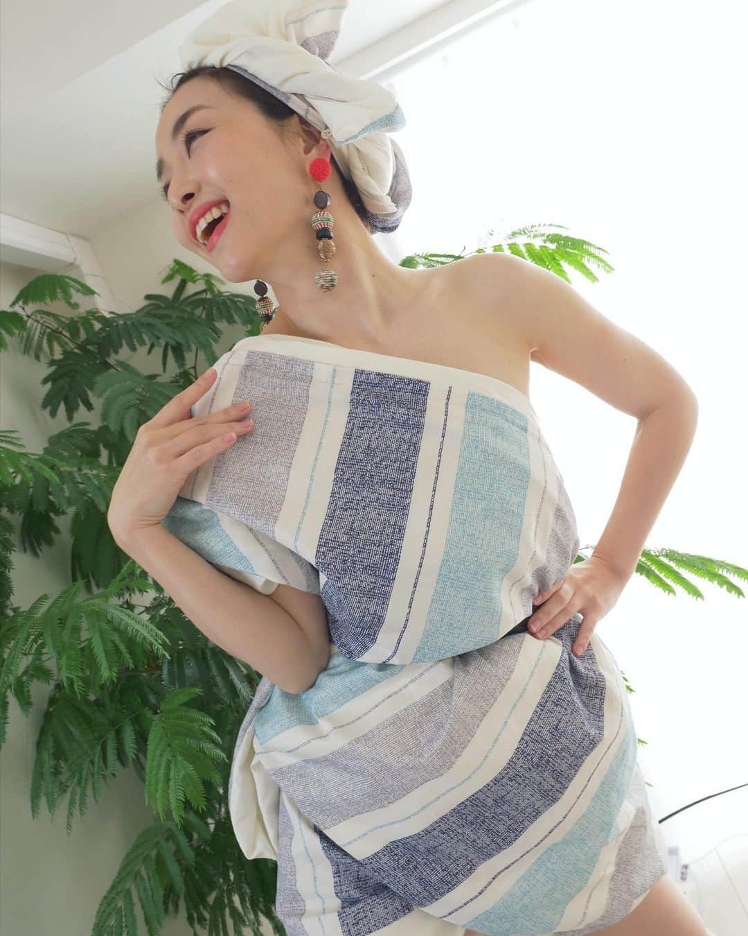 佐々木あさひさんのインスタグラム写真 - (佐々木あさひInstagram)「服が無くてもふとんカバーさえあればなんとかなることが分かった。 . プロフィールからファッションショー動画に飛べます🕊 #4LOOK目は #ふとんカバーで陽気な人作ってみた #なんか寂しかったからまくらカバーかぶったら整いました #我が家の来客用カバー #うちに泊まる方はこれで寝てもらいます #pillowchallenge #blanketchallenge」4月15日 20時18分 - asahisasaki