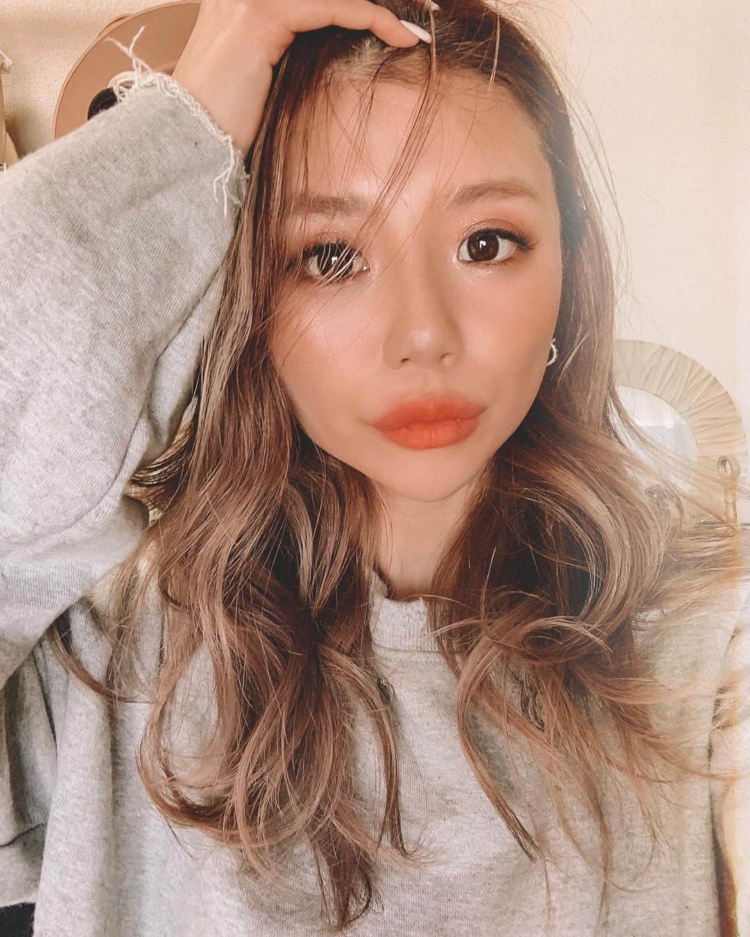 ✷kana✷のインスタグラム：「🌼🤎✨💄 . . #裸眼はじめました 裸眼のがいいって言われたので笑 アプリで撮ったので普通より 1.5倍ぐらい👁大きいですw んーやっぱカラコン必要🤣 @maccosmeticsjapan の新作 オレンジ系メイクにしてみた！ . . #家のココ #盛れるんだよな #実物とは異なります」