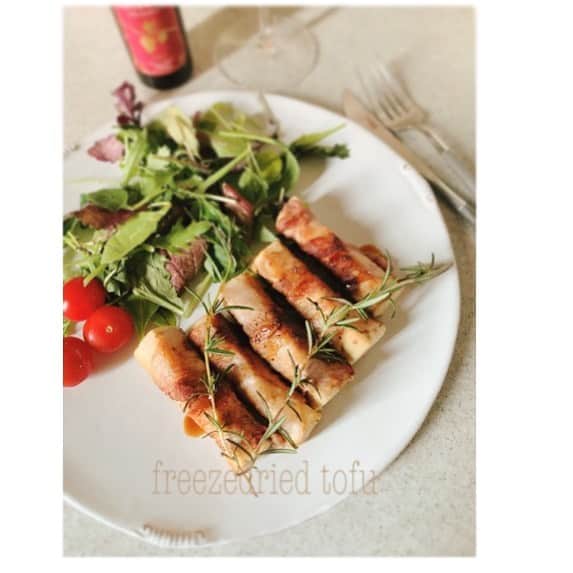 前田ゆかのインスタグラム：「高野豆腐を使ったレシピ✨  最近よくお料理に使っている高野豆腐。豆腐を凍らせ熟成させ乾燥させた保存食。お豆腐がない時は高野豆腐を使うことが多くなりました。保存が出来るから便利ですね〜 栄養成分をぎゅっと凝縮させることで普通の豆腐よりも何倍もの栄養価がアップします！ 運動量が減った為に夜の白米(炭水化物)を食べずに高野豆腐にして低糖質で不溶性食物繊維は水分を吸収するので少しでも満腹感が得られます。  作り方 1高野豆腐を水で戻します。 2柔らかく戻りましたら3等分に切って塩胡椒します。 3豚バラ肉を高野豆腐に巻いて油なしでしっかり焼いたら塩とバルサミコ酢をかけて完成。  子供達はケチャップをつけて食べることも、私は泡やワインに合わせるときはブルーチーズを付けてマリアージュするのがいちばんのお気に入りです！ どうぞお試しくださいませ☆  #高野豆腐 #おうちごはん #今夜の晩ごはん #maeyukareshipi #とにかくタンパク質の含有量が多い #植物性タンパク質 #freezedriedtofu #ヘルシーにタンパク質を摂取」