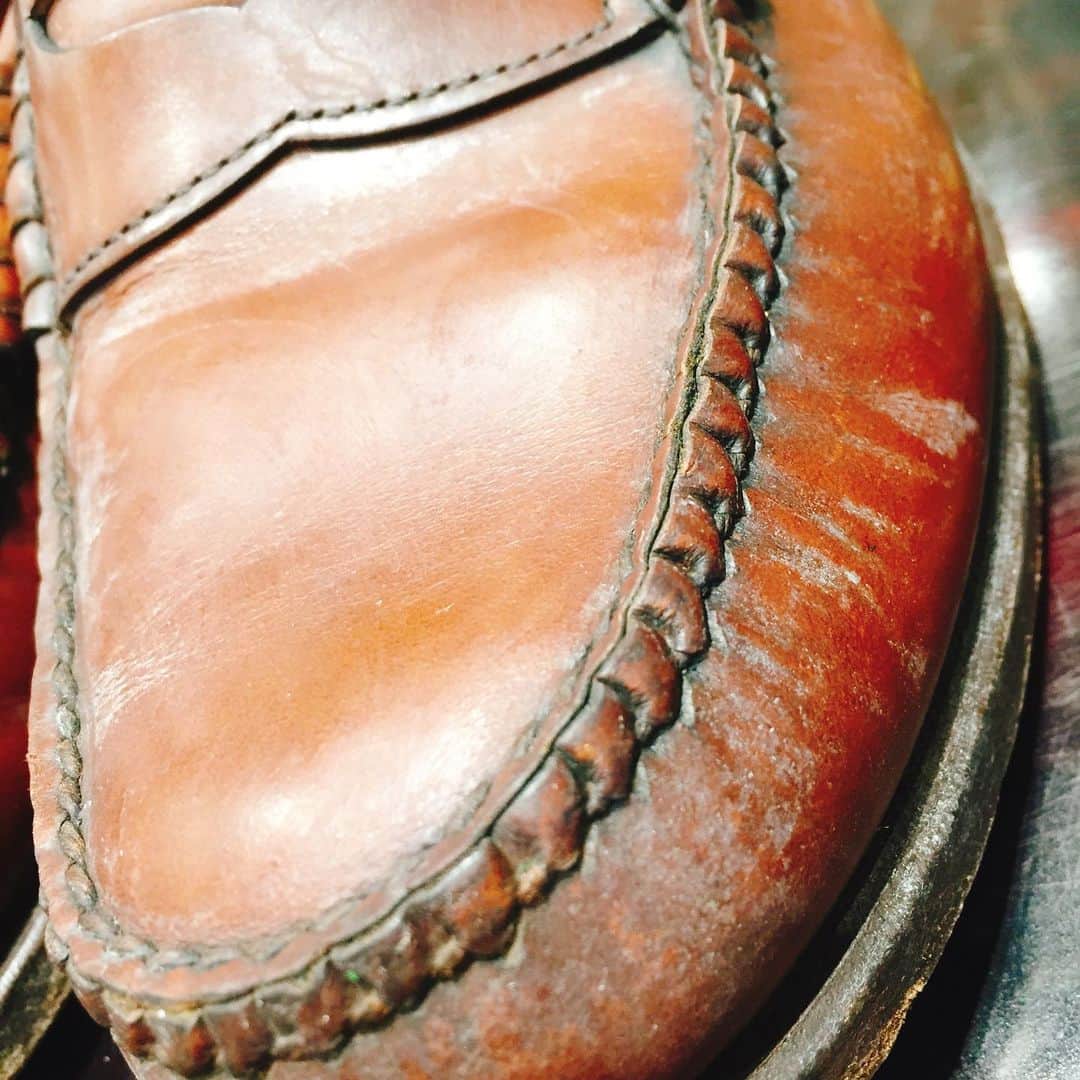 m.mowbrayさんのインスタグラム写真 - (m.mowbrayInstagram)「カビが！！なんて体験してる方も多いはず。そんな時こそ、まずはしっかり丸洗い。さっぱりした後は、カビの再発防止に努めましょう☆  ーーーーーーーーーーーーーーーーー  使ったケアアイテム ・サドルソープ(900円+税) 表革靴用の丸洗い石鹸 ・モールドクリーナー(2000円+税) ・モールドクリーナーラージ (4000円+税) ミストタイプカビクリーナー ・モールドクリーナーシート(800円+税) シートタイプカビクリーナー  ーーーーーーーーーーーーーーーーー  #MMOWBRAY #mmowbray #shoecare #shoeshine #leather #RandD #RandDshoecare #エムモゥブレィ #靴磨き #革靴 #革製品 #シューケア #シューシャイン #アールアンドデー #おうち時間 #おうちで靴磨き　#モールドクリーナー　#サドルソープで丸洗い」4月15日 18時51分 - m.mowbray