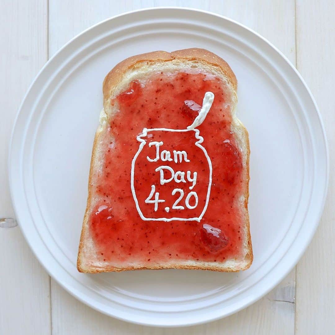 ソントン株式会社さんのインスタグラム写真 - (ソントン株式会社Instagram)「【ジャムアート】 💓4月20日はジャムの日です💓 . 皆さんは、パンに何を塗りますか❓ . 来週月曜の4月20日は パンにジャムを塗って食べてみては❓ . そんなときにぴったりのジャムが ソントンにはたくさんありますよ😏✨ . 自分のお好みジャムをぜひ見つけてください☝🏻☝🏻☝🏻 . . 〈材料〉食パン、ファミリーカップ イチゴジャム、パンにぬるホイップクリーム ミルク . #ジャムの日 #4月20日 #jamday #jam #ジャム大好き #ジャム好き #朝食 #パンのお供 #パンにぬるホイップクリーム #やってみよう #ジャムアート #tagforlikes #tagforlike #kawaiifood #kawaii #トーストアート #パン #ジャム #トースト #トーストアレンジ #絵画アート #柄トースト #食パンアート #ジャム大好き #パン好きな人と繋がりたい #followme #ソントンのある生活 #sonton #ソントン」4月15日 18時54分 - sonton.official