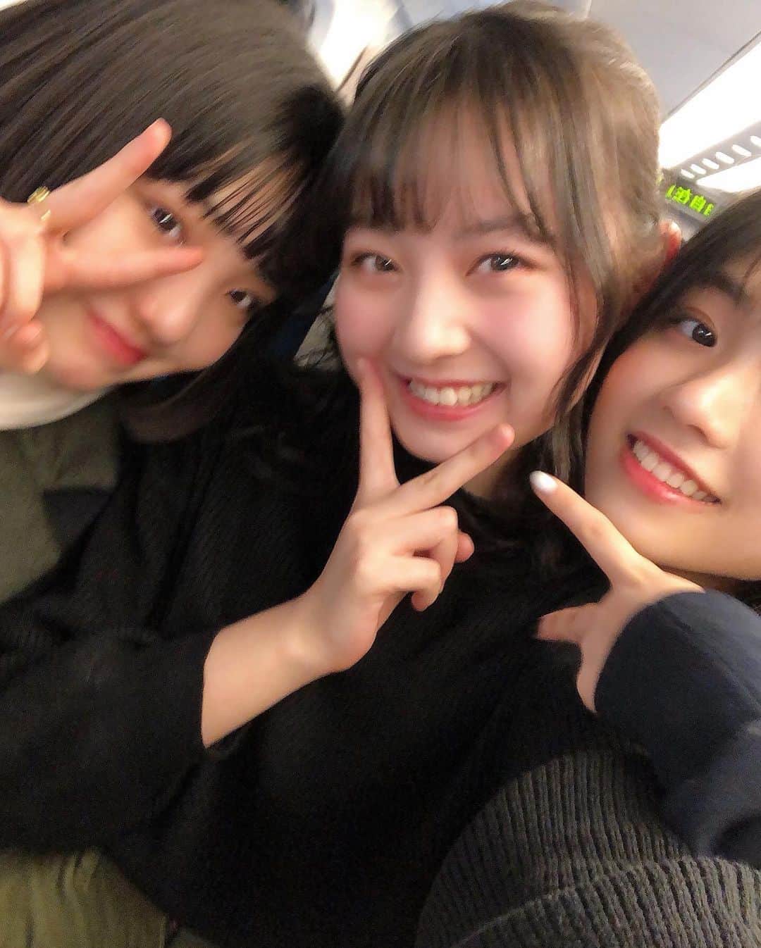 多田成美のインスタグラム：「︎︎︎︎︎☺︎ だいぶ前の撮影の新幹線で お隣だったアンナとリナ♥ 3枚目の後ろから出てる手は オバケ…それとも白井さん…？？笑  #白井杏奈 #黒坂莉那 #多田成美」