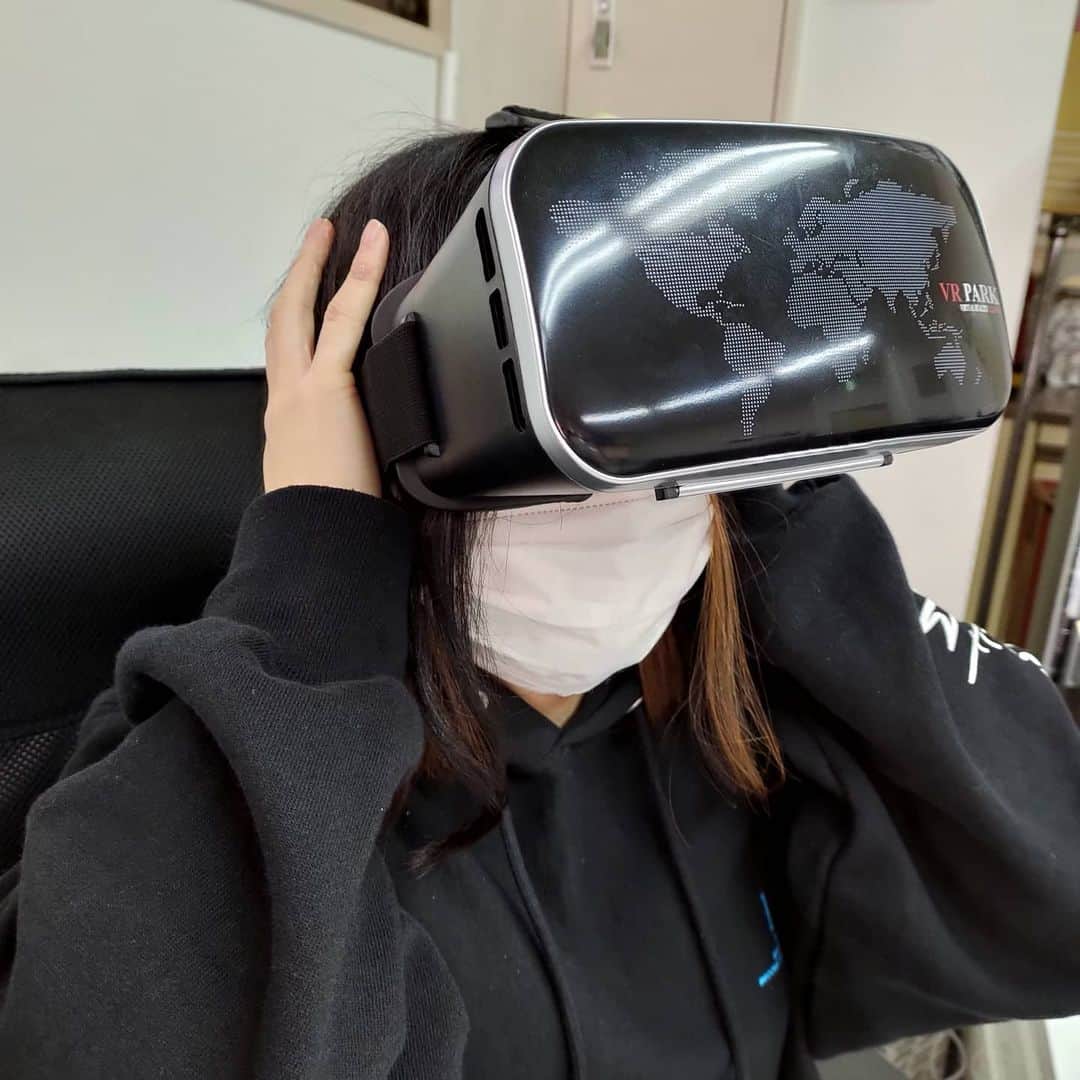 カプセルエージェンシーさんのインスタグラム写真 - (カプセルエージェンシーInstagram)「The capsule agency is a Japanese company!  The goggles in the photo are the goggles to watch VRs. And this is in the office!  She is #MinamiSena, #the #smart #manager!  Please try using the goggles when you watch VR at home!  360°, up and down, left and right, you can really enjoy the feeling of being there!  VR goggles range from smartphone setup to data capture!  #カプセルエージェンシー #事務所 #VRゴーグル #装着 #敏腕マネージャー #南瀬奈  #av #VR #VRのある暮らし #360° #上下左右 #小旅行 #画面の向こう側 #近未来 #SF感 #SF #enjoyLife #JAPAN #Japanese #Japanesecompany  #stayhome #Capsuleagency」4月15日 19時05分 - capsuleagency_official