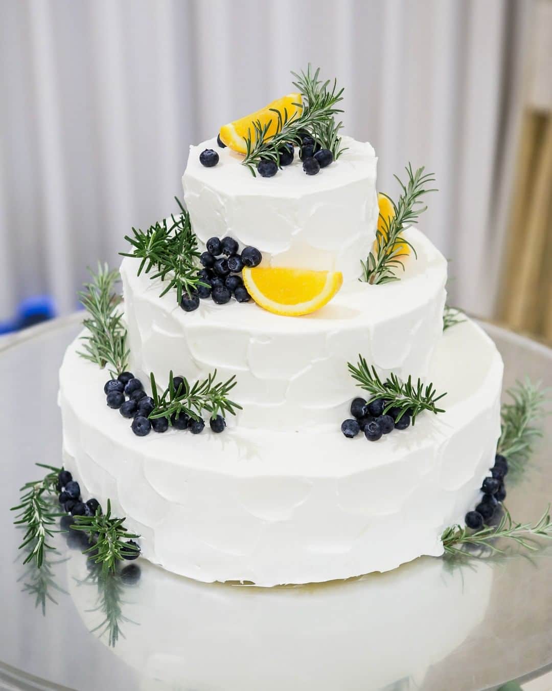 アニヴェルセル 神戸 公式さんのインスタグラム写真 - (アニヴェルセル 神戸 公式Instagram)「* 『トレンドのウェディングケーキについて』 * コロンっと飾られたブルーベリーとローズマリー、オレンジが程よいアクセントに…素敵なケーキに思わずうっとり🍰 * ハーブやフルーツを合わせたボタニカルな雰囲気のケーキは、最近のトレンドのひとつです♡ * シンプルなデザインですが、ハーブやフルーツをセンス良くコーディネートすることで、ナチュラルな雰囲気とトレンド感を出すことができます✨ * 『ナチュラル』や『ラスティック』といったウェディングテーマと、相性が良いケーキです😊 * トレンドのウェディングケーキをおさえて、おふたりらしいご結婚式を叶えましょうね💗 * * * * @anniversaire_kobe * * * * #アニ嫁 #アニスタグラム #アニヴェルセル #オリジナルウェディング #アニヴェルセル神戸 #神戸女子 #恋人の聖地 #ブライダルフォト #結婚準備 #結婚写真 #式場探し #神戸花嫁 #結婚準備中 #神戸結婚式 #大人花嫁 #花嫁準備 #結婚式演出 #ウェディングフォト #関西花嫁 #前撮り #ウェディングケーキ #ウエディングケーキ #ウェディングケーキデザイン #オリジナルウェディングケーキ  #ラスティックウェディング #ガーデンウェディング #ウェディングパーティー #ナチュラルウェディング #weddingcake #anista_cake」4月15日 19時00分 - anniversaire_kobe