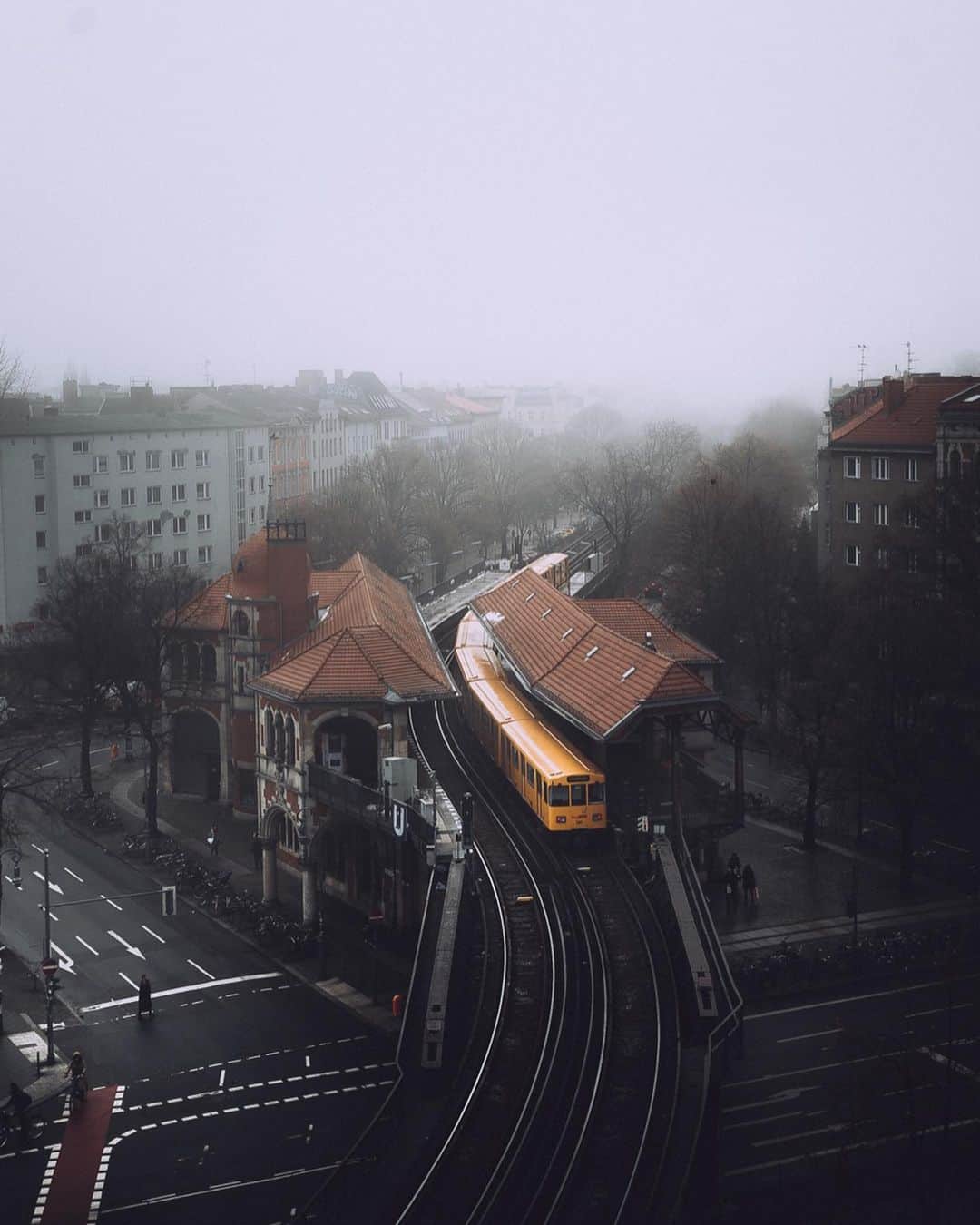 Thomas Kakarekoのインスタグラム：「always on my mind  Still can‘t get over how perfectly everything came together when I finally found a way to access that Kreuzberg rooftop. Went back several times afterwards but it was never the same.  #berlin」