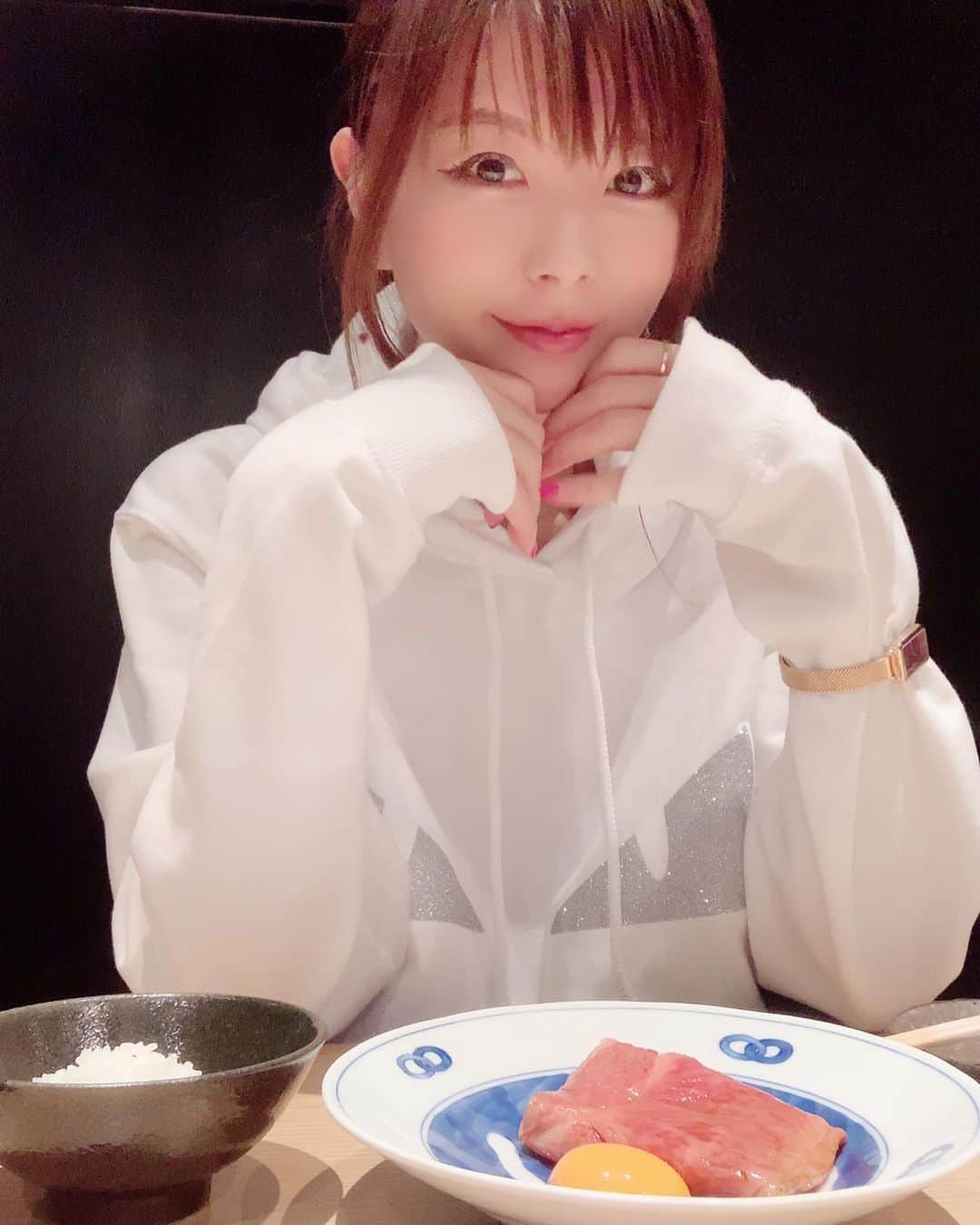 satomiさんのインスタグラム写真 - (satomiInstagram)「♡大好きな焼肉屋さん♡ 赤坂の『えいとまん』🥩 ﻿* * 入り口からカウンター、個室、箸置きまで全てがお洒落✨﻿デートで行ったら最高だと思う！ * 店主はお肉のスペシャリスト( @yahata_8man )‼️ カウンターで1枚1枚丁寧に説明しながら 焼いてくれるの♡お話も楽しい〜✨ 今回は全12品のコースを頂きましたが焼きスキとサーロインは特に絶品😋キャビア〜😋😋 もぉー🐮みんなにも食べて欲しい‼️ * ✼••┈┈┈┈┈┈┈┈┈┈┈┈┈┈┈┈••✼ ☺︎今日のコーデ☺︎ 👗パーカー→(@rodanselect ) * ⌚️時計→ （@4bwatches_japan ） ﻿ クーポンコード【saatodg】で10%OFF * 💍リング→(@fing_official ) クーポンコード『satomi300 』で¥300OFF * ✼••┈┈┈┈┈┈┈┈┈┈┈┈┈┈┈┈••✼ * 職場から近いから今度ランチ🍽も行ってみよ‼️やっぱりお肉って元気になるー🏋️‍♂️🦵 ﻿* * 自粛中で自炊してる人にオススメなのがプレミアムカレー🍛今までのレトルトで1番❤️ ﻿* * @yakiniku8man  #えいとまん  #赤坂焼肉  #焼肉デート  #赤坂見附焼肉  #焼肉オススメ  #赤坂グルメ  #pr #コラボベース #4bwatches #時計 #腕時計 #4B #BLACKBYBLUEBRAVE #腕時計ギフト﻿ #手元倶楽部  #さとみのグルメ記録  #焼肉 #個室焼肉 #デートご飯 #肉食女子 #コロナに負けるな  #免疫力アップ  #赤坂 #飯テロ  #肉好きな人と繋がりたい  #カレー好きな人と繋がりたい #焼肉赤坂えいとまん」4月15日 19時02分 - saatoomii47