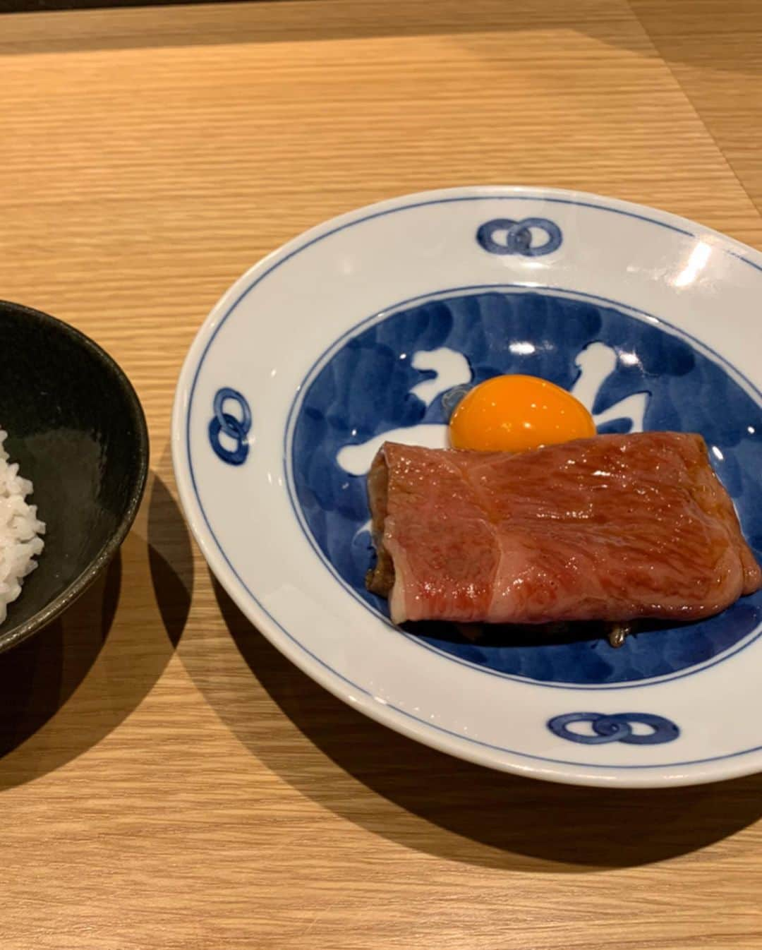 satomiさんのインスタグラム写真 - (satomiInstagram)「♡大好きな焼肉屋さん♡ 赤坂の『えいとまん』🥩 ﻿* * 入り口からカウンター、個室、箸置きまで全てがお洒落✨﻿デートで行ったら最高だと思う！ * 店主はお肉のスペシャリスト( @yahata_8man )‼️ カウンターで1枚1枚丁寧に説明しながら 焼いてくれるの♡お話も楽しい〜✨ 今回は全12品のコースを頂きましたが焼きスキとサーロインは特に絶品😋キャビア〜😋😋 もぉー🐮みんなにも食べて欲しい‼️ * ✼••┈┈┈┈┈┈┈┈┈┈┈┈┈┈┈┈••✼ ☺︎今日のコーデ☺︎ 👗パーカー→(@rodanselect ) * ⌚️時計→ （@4bwatches_japan ） ﻿ クーポンコード【saatodg】で10%OFF * 💍リング→(@fing_official ) クーポンコード『satomi300 』で¥300OFF * ✼••┈┈┈┈┈┈┈┈┈┈┈┈┈┈┈┈••✼ * 職場から近いから今度ランチ🍽も行ってみよ‼️やっぱりお肉って元気になるー🏋️‍♂️🦵 ﻿* * 自粛中で自炊してる人にオススメなのがプレミアムカレー🍛今までのレトルトで1番❤️ ﻿* * @yakiniku8man  #えいとまん  #赤坂焼肉  #焼肉デート  #赤坂見附焼肉  #焼肉オススメ  #赤坂グルメ  #pr #コラボベース #4bwatches #時計 #腕時計 #4B #BLACKBYBLUEBRAVE #腕時計ギフト﻿ #手元倶楽部  #さとみのグルメ記録  #焼肉 #個室焼肉 #デートご飯 #肉食女子 #コロナに負けるな  #免疫力アップ  #赤坂 #飯テロ  #肉好きな人と繋がりたい  #カレー好きな人と繋がりたい #焼肉赤坂えいとまん」4月15日 19時02分 - saatoomii47