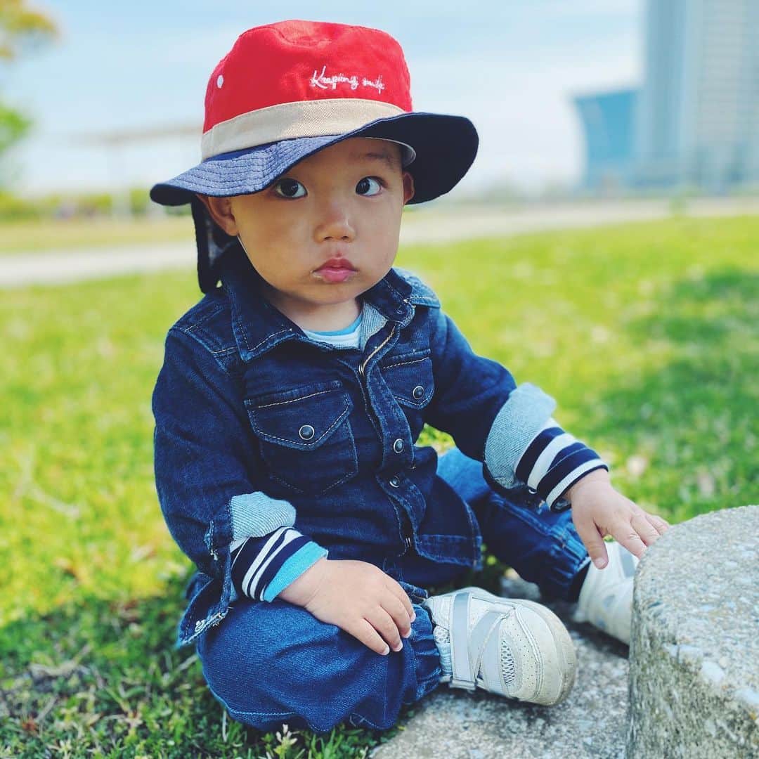平山奈美のインスタグラム：「かお、黒くないか？👖 . #日焼け #息子 #男の子 #男の子コーデ #デニム #デニムコーデ #西松屋 #gapkids #プチプラ #男の子ママ #公園コーデ #お散歩 #育児記録 #1歳1ヶ月 #春」
