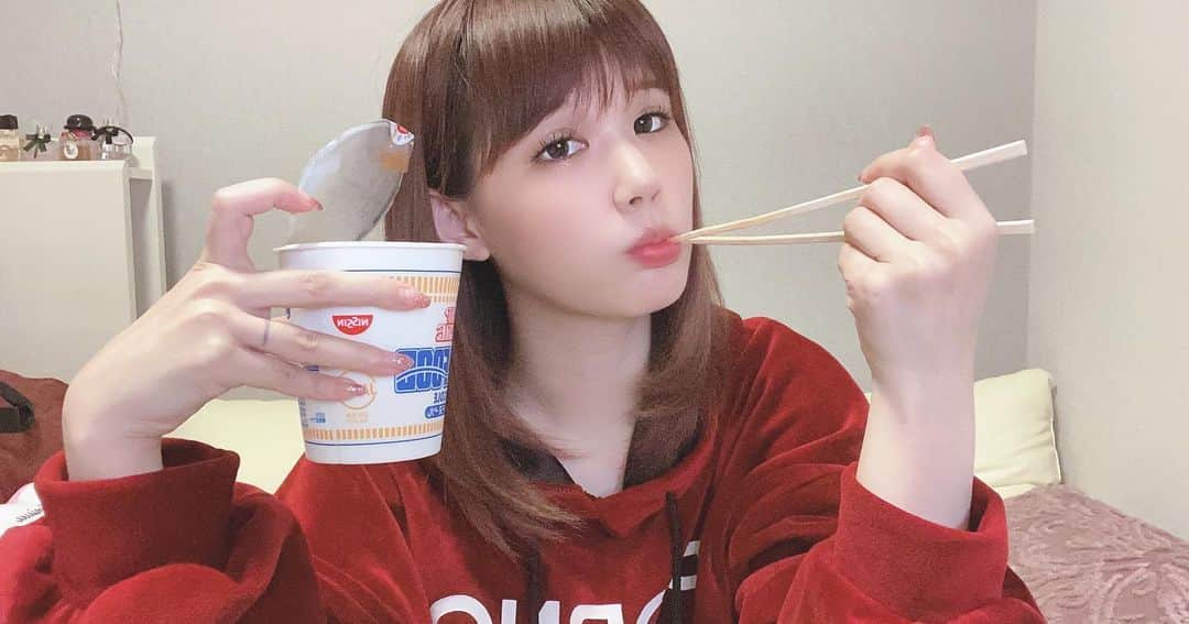 涼宮琴音のインスタグラム：「皆さん日清カップヌードルは 何派ですか？ 私はシーフドです。 ちなみにマヨネーズか、生クリームどちらかを入れないと美味しく食べれません、私はね。」