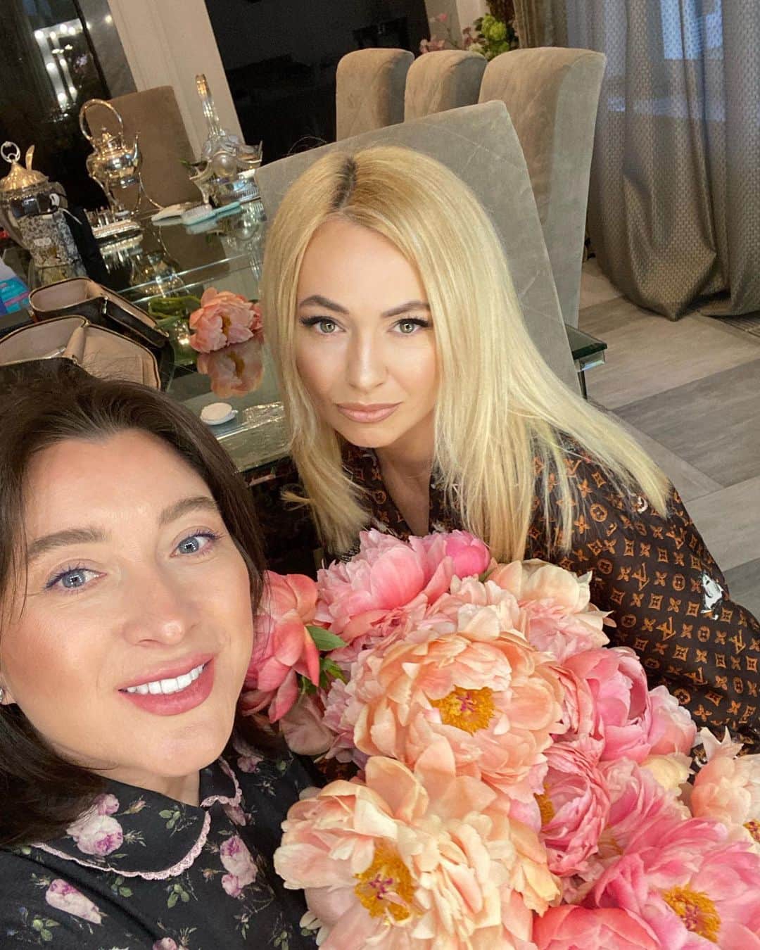 ヤナ・ルドコフスカヤさんのインスタグラム写真 - (ヤナ・ルドコフスカヤInstagram)「Вчера я и Ира Митрошкина @irina_mitroshkina -одна из лучших визажистов России, которая меня не только накрасила , но и стала частью моего прямого вчерашнего эфира! Ира сдала  тест и приехала ко мне ! Лучше Ирочки меня никто никогда не красил ! Мастер не только макияжа , но и гениального света ! Фото делала тоже она ! Я такие вещи очень ценю! Просьба про фотошоп не писать , не интересно вообще ! Наш бомбический разговор у меня посмотрело в прямом эфире уже более 100 тыс человек ! Ответы на вопросы телеграм -каналов, ответ на вопросы Ксении @xenia_sobchak , который она мне задача в прямом эфире , то о чём я раньше никогда не рассказывала о себе ! Супер -интересные факты моей биографии ... Вперые  и только в моем прямом эфире , смотрите ! Ещё в доступе 6 часов ❤️🤘🏻ps Ирa в on-line обещает научить всех  краситься за 3 дня ! Резюмирую : Я села на кефирную диету , каждый день спорт , 3 раза в неделю английский с носителем языка on-line , добавляю уроки по make -up и день расписан полностью! Сколько же полезного я сделаю в условиях своей самоизоляции и назову этот этап моей жизни - #карантинспользой」4月15日 19時14分 - rudkovskayaofficial