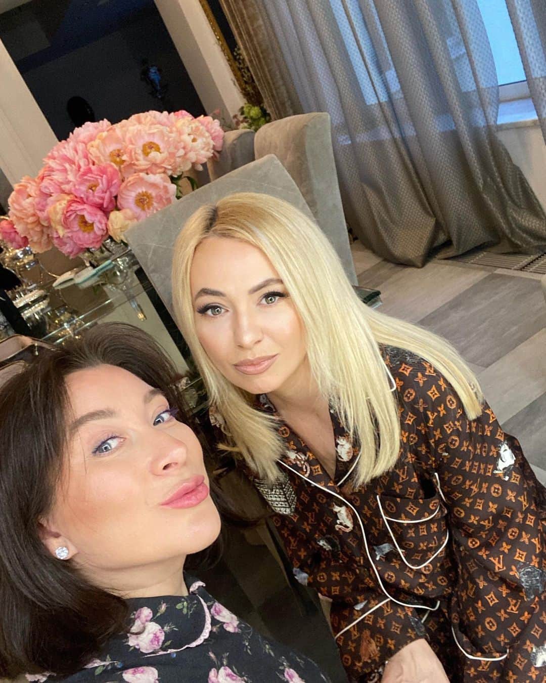 ヤナ・ルドコフスカヤさんのインスタグラム写真 - (ヤナ・ルドコフスカヤInstagram)「Вчера я и Ира Митрошкина @irina_mitroshkina -одна из лучших визажистов России, которая меня не только накрасила , но и стала частью моего прямого вчерашнего эфира! Ира сдала  тест и приехала ко мне ! Лучше Ирочки меня никто никогда не красил ! Мастер не только макияжа , но и гениального света ! Фото делала тоже она ! Я такие вещи очень ценю! Просьба про фотошоп не писать , не интересно вообще ! Наш бомбический разговор у меня посмотрело в прямом эфире уже более 100 тыс человек ! Ответы на вопросы телеграм -каналов, ответ на вопросы Ксении @xenia_sobchak , который она мне задача в прямом эфире , то о чём я раньше никогда не рассказывала о себе ! Супер -интересные факты моей биографии ... Вперые  и только в моем прямом эфире , смотрите ! Ещё в доступе 6 часов ❤️🤘🏻ps Ирa в on-line обещает научить всех  краситься за 3 дня ! Резюмирую : Я села на кефирную диету , каждый день спорт , 3 раза в неделю английский с носителем языка on-line , добавляю уроки по make -up и день расписан полностью! Сколько же полезного я сделаю в условиях своей самоизоляции и назову этот этап моей жизни - #карантинспользой」4月15日 19時14分 - rudkovskayaofficial