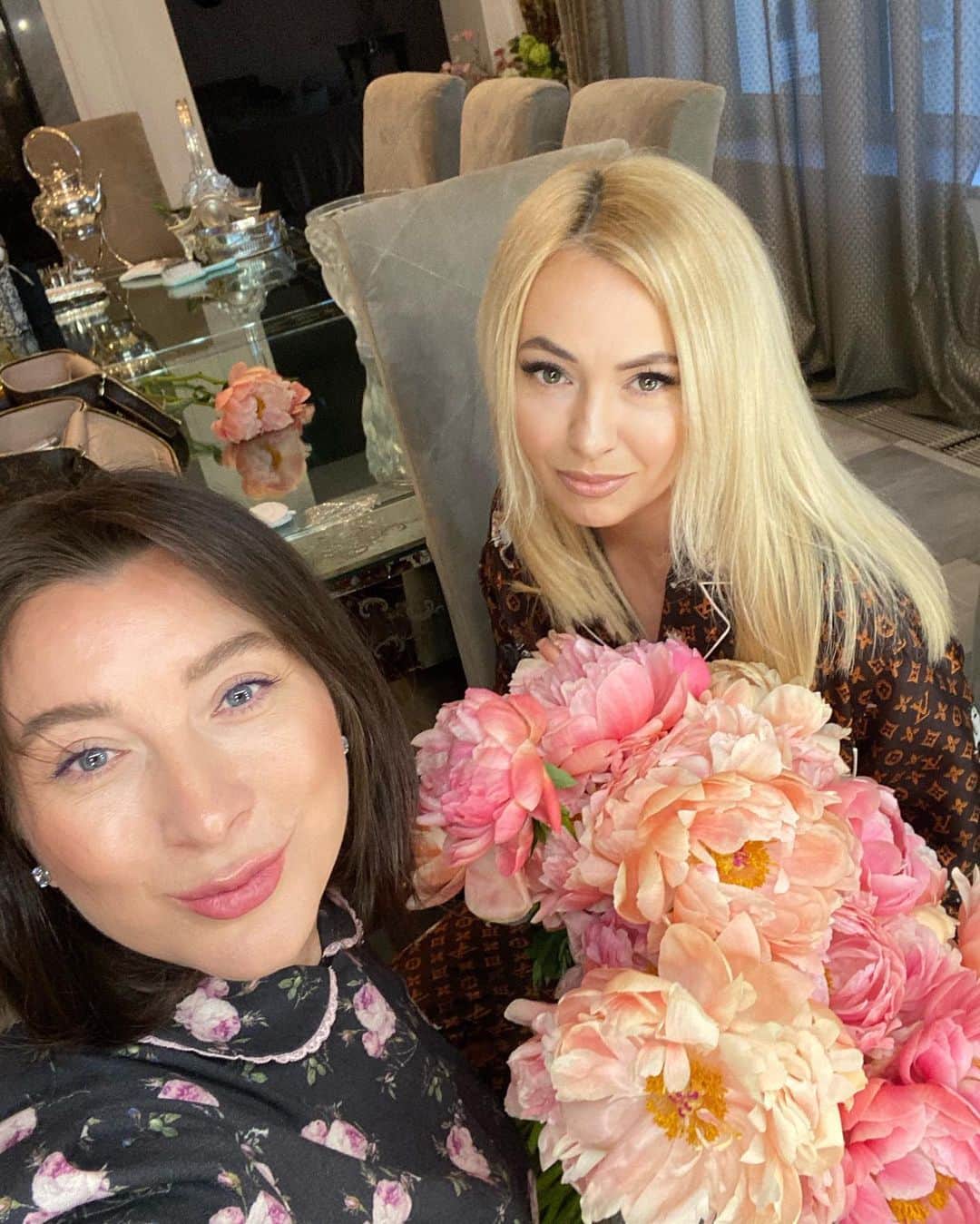 ヤナ・ルドコフスカヤさんのインスタグラム写真 - (ヤナ・ルドコフスカヤInstagram)「Вчера я и Ира Митрошкина @irina_mitroshkina -одна из лучших визажистов России, которая меня не только накрасила , но и стала частью моего прямого вчерашнего эфира! Ира сдала  тест и приехала ко мне ! Лучше Ирочки меня никто никогда не красил ! Мастер не только макияжа , но и гениального света ! Фото делала тоже она ! Я такие вещи очень ценю! Просьба про фотошоп не писать , не интересно вообще ! Наш бомбический разговор у меня посмотрело в прямом эфире уже более 100 тыс человек ! Ответы на вопросы телеграм -каналов, ответ на вопросы Ксении @xenia_sobchak , который она мне задача в прямом эфире , то о чём я раньше никогда не рассказывала о себе ! Супер -интересные факты моей биографии ... Вперые  и только в моем прямом эфире , смотрите ! Ещё в доступе 6 часов ❤️🤘🏻ps Ирa в on-line обещает научить всех  краситься за 3 дня ! Резюмирую : Я села на кефирную диету , каждый день спорт , 3 раза в неделю английский с носителем языка on-line , добавляю уроки по make -up и день расписан полностью! Сколько же полезного я сделаю в условиях своей самоизоляции и назову этот этап моей жизни - #карантинспользой」4月15日 19時14分 - rudkovskayaofficial