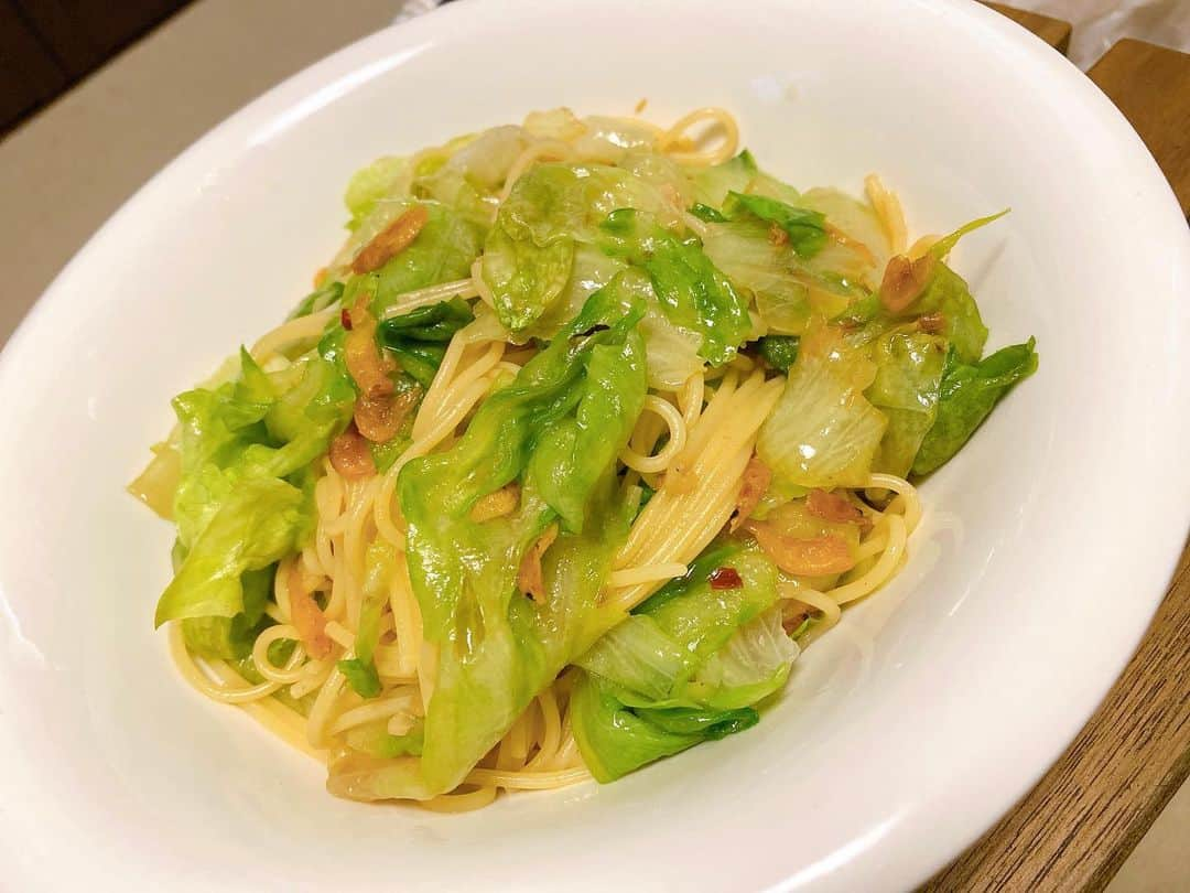 瀬戸山清香のインスタグラム：「今日はパスタ食べたくてパスタ作ったよー🍝 桜海老とレタスのペペロンチーノ🥬😋 キャベツの予定だったんだけど、なかったからレタス使ってみた！ シャキシャキで美味🎶 火通してるレタス好き🙆‍♀️❤️ #ペペロンチーノ #pasta #レタス #レタス料理 #パスタレシピ #パスタ大好き #cooking #自炊 #料理 #おうちご飯 #stayhome #コロナに負けるな」