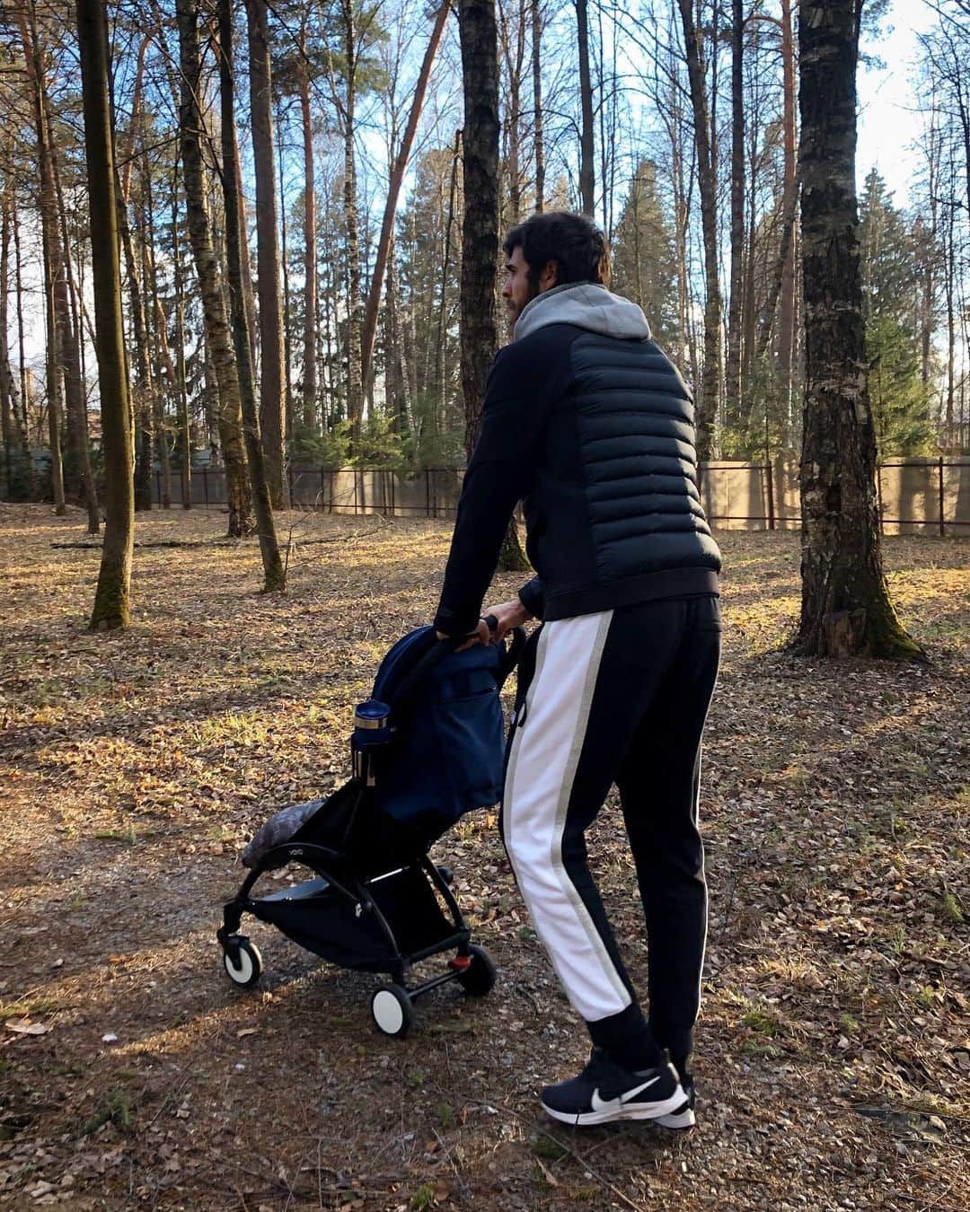 カレン・ハチャノフのインスタグラム：「The best kind of walk❤️ Appreciate the time you can spend with your families🙏🏻 ⠀ #StayAtHome  Лучший вариант прогулки❤️ Цените возможность провести время с семьей🙏🏻」
