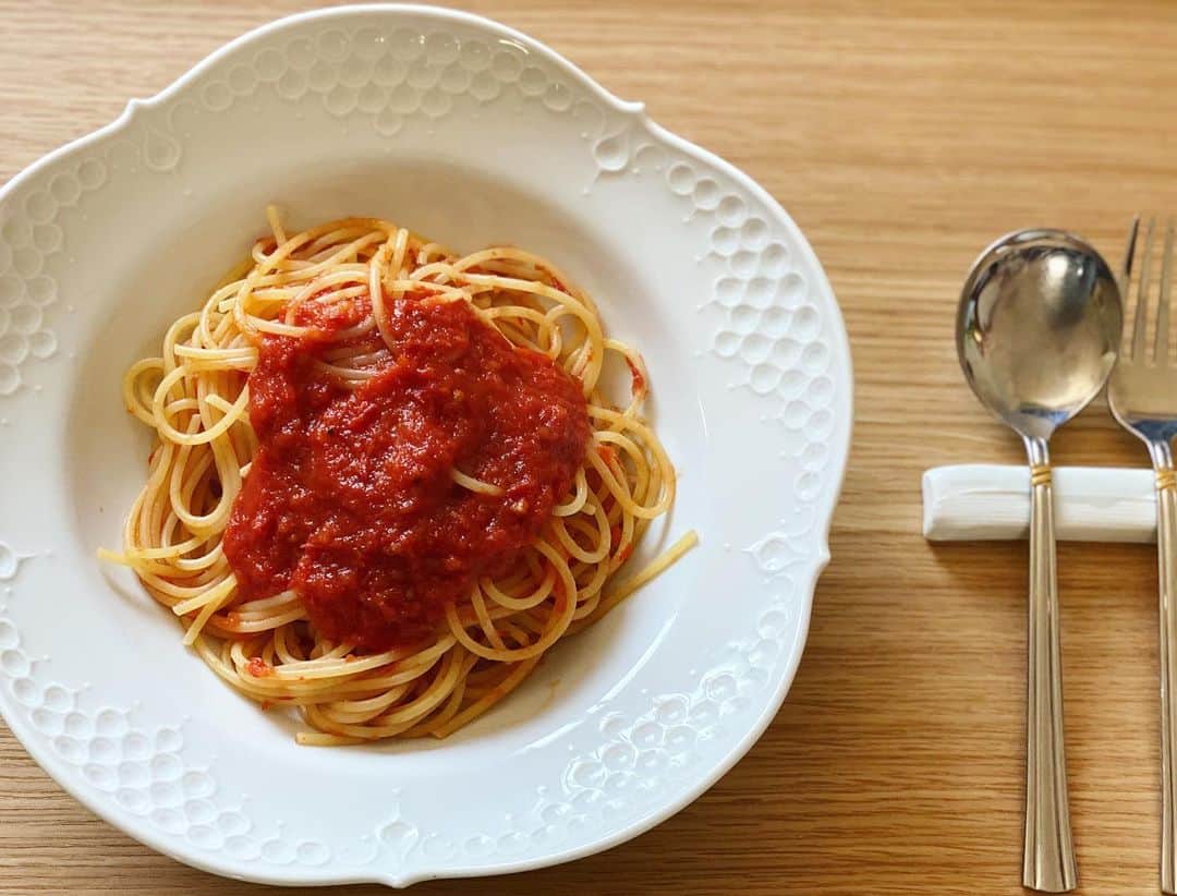 内山理名さんのインスタグラム写真 - (内山理名Instagram)「ポモドーロ🍝🥫💛 ・ 本日のランチ。パスタは、母の送ってくれたダンボールいっぱいのお野菜の中に入っていました。おやつやお出汁も入っていた。 ありがたい…お母さんありがとう♡ ・ #pastalunch  #pomodoro #thanksmom」4月15日 19時13分 - rinauchiyama_official