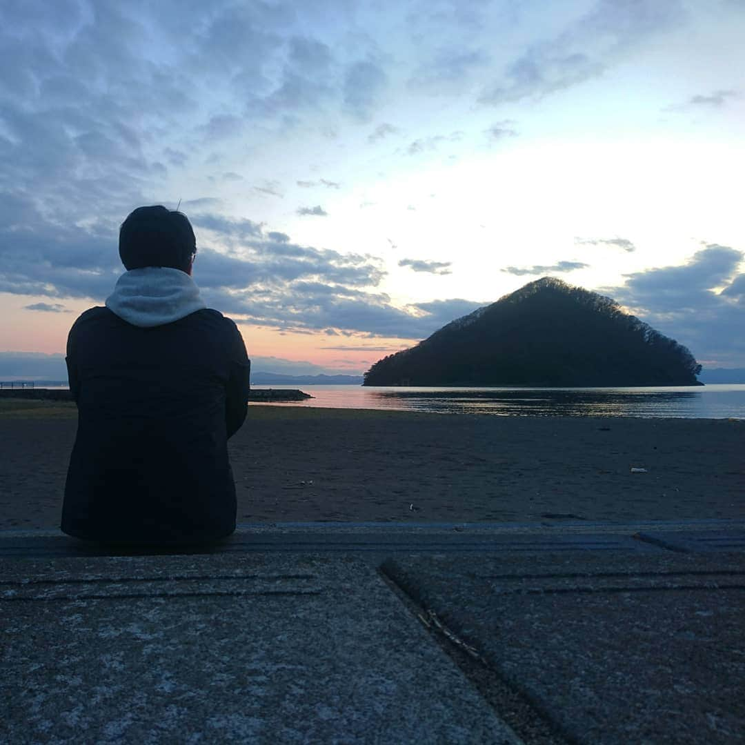 新山大さんのインスタグラム写真 - (新山大Instagram)「美しい景色だ #浅虫 #湯ノ島 #サンセットビーチ #青森市 #夕焼け #黄昏時 #海岸 #寄り道 #新山じゃまだ #新山どいて #さて帰ろ」4月15日 19時16分 - dai_niiyama