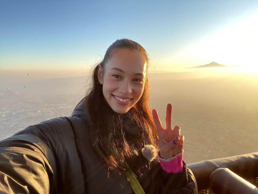 水原希子 さんのインスタグラム写真 - (水原希子 Instagram)「Last year at Cappadocia! One of the unforgettable experience in my life 🎈💕 すっかり載せるの忘れてた! 去年、ブラを捨て旅に出ようアジア編の最終回で行った トルコのカッパドキア！ この時に乗った気球は今まで見た景色の中で 1番テンション上がったかもしれない🥺🎈 外気は冷たいんだけど、気球に乗ると 炎がとても暖かくて、気持ちよかった☺️ 朝日が出てきた時、ありがたい気持ちでいっぱいに なって生きてて良かったなって思いました😌🙏🏻❤️ とっても美しいので良かったら Huluでブラ捨て見てみてね❤️ @brasute_hulu  @hulu_japan」4月15日 19時19分 - i_am_kiko