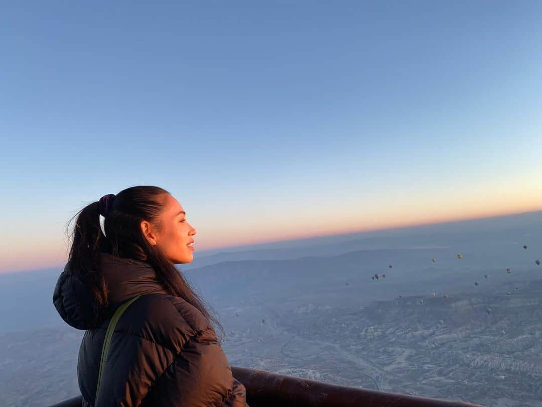 水原希子 さんのインスタグラム写真 - (水原希子 Instagram)「Last year at Cappadocia! One of the unforgettable experience in my life 🎈💕 すっかり載せるの忘れてた! 去年、ブラを捨て旅に出ようアジア編の最終回で行った トルコのカッパドキア！ この時に乗った気球は今まで見た景色の中で 1番テンション上がったかもしれない🥺🎈 外気は冷たいんだけど、気球に乗ると 炎がとても暖かくて、気持ちよかった☺️ 朝日が出てきた時、ありがたい気持ちでいっぱいに なって生きてて良かったなって思いました😌🙏🏻❤️ とっても美しいので良かったら Huluでブラ捨て見てみてね❤️ @brasute_hulu  @hulu_japan」4月15日 19時19分 - i_am_kiko