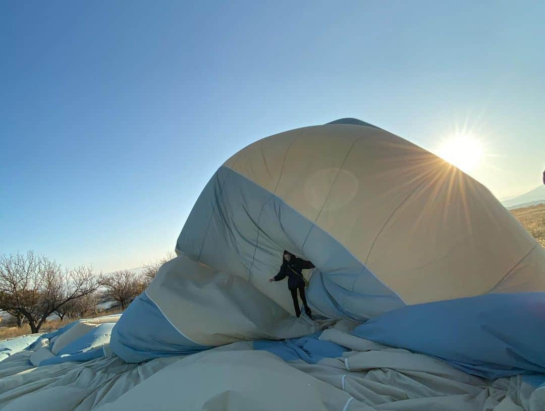 水原希子 さんのインスタグラム写真 - (水原希子 Instagram)「Last year at Cappadocia! One of the unforgettable experience in my life 🎈💕 すっかり載せるの忘れてた! 去年、ブラを捨て旅に出ようアジア編の最終回で行った トルコのカッパドキア！ この時に乗った気球は今まで見た景色の中で 1番テンション上がったかもしれない🥺🎈 外気は冷たいんだけど、気球に乗ると 炎がとても暖かくて、気持ちよかった☺️ 朝日が出てきた時、ありがたい気持ちでいっぱいに なって生きてて良かったなって思いました😌🙏🏻❤️ とっても美しいので良かったら Huluでブラ捨て見てみてね❤️ @brasute_hulu  @hulu_japan」4月15日 19時19分 - i_am_kiko